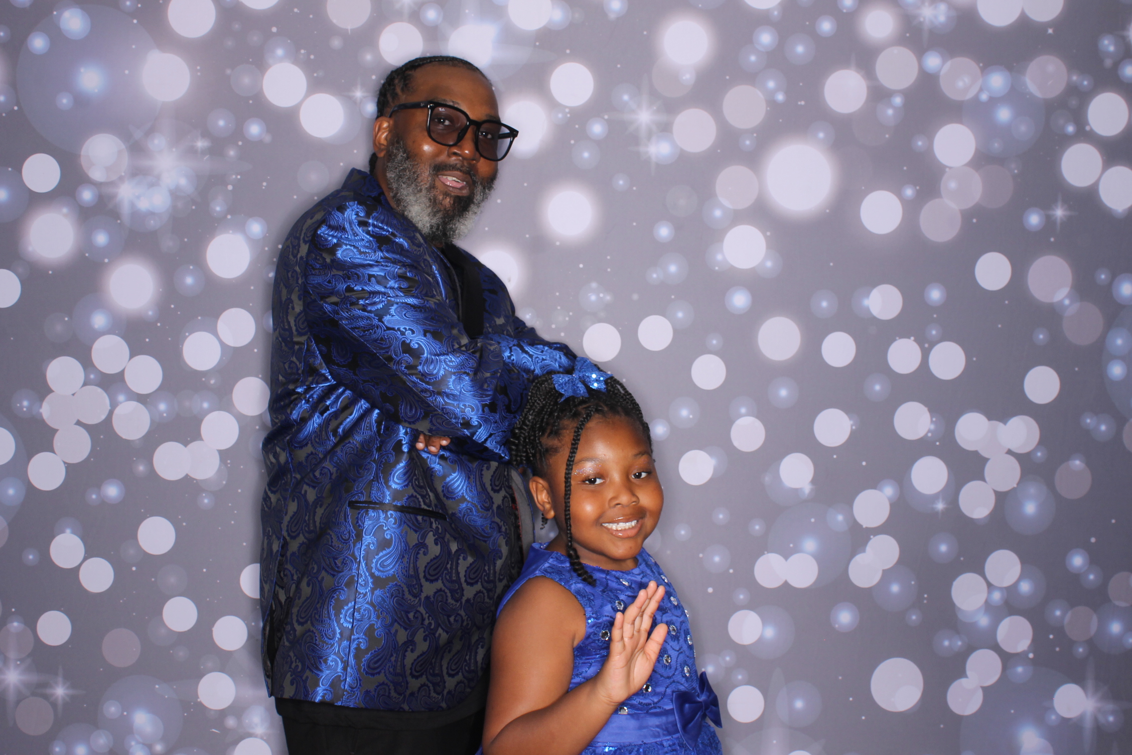 Father Daughter Cupcake Prom | View more photos from the event at gallery.photoboothcincy.com/u/PhotoBoothCincy/Father-Daughter-Cupcake-Prom-2