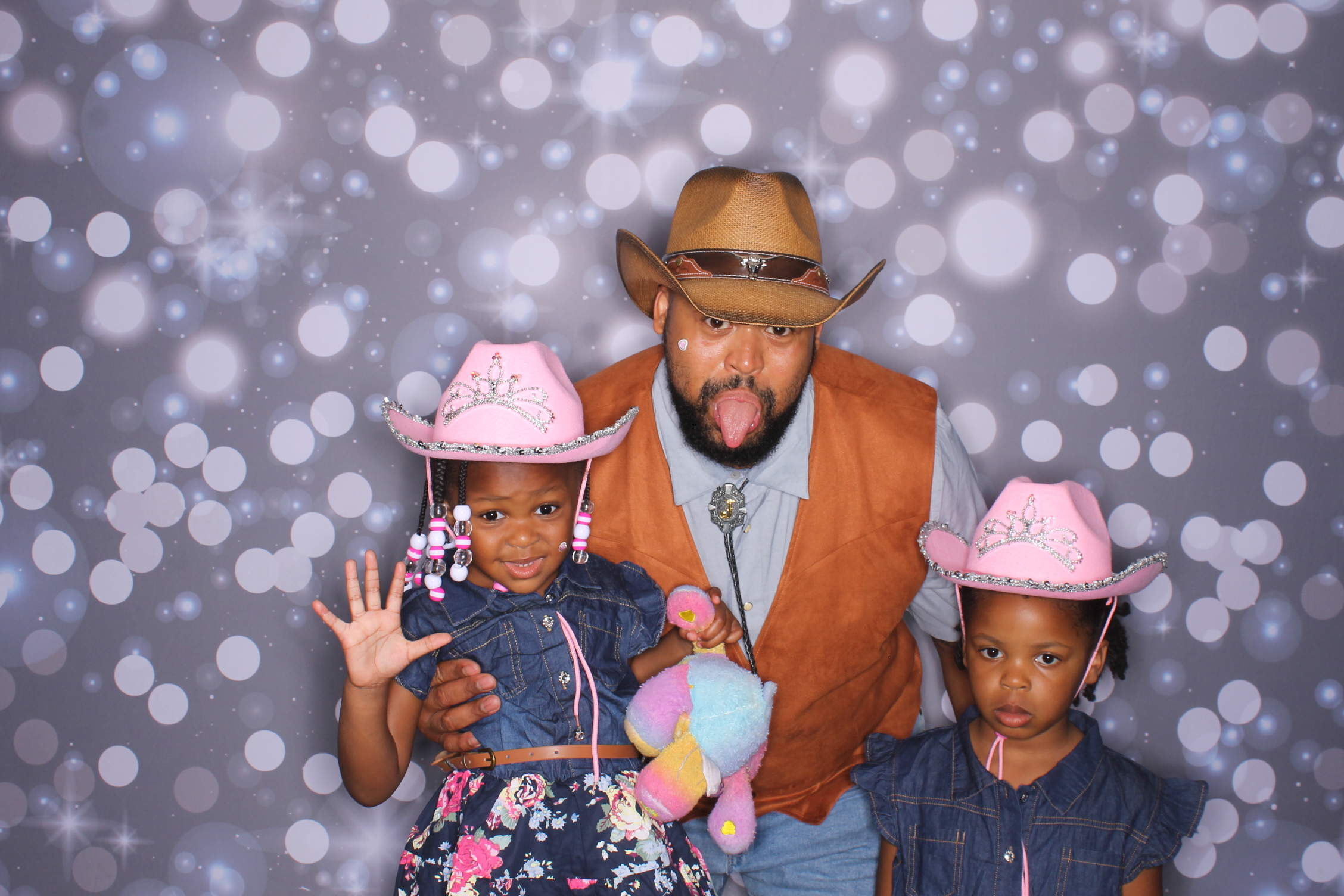Father Daughter Cupcake Prom | View more photos from the event at gallery.photoboothcincy.com/u/PhotoBoothCincy/Father-Daughter-Cupcake-Prom-2