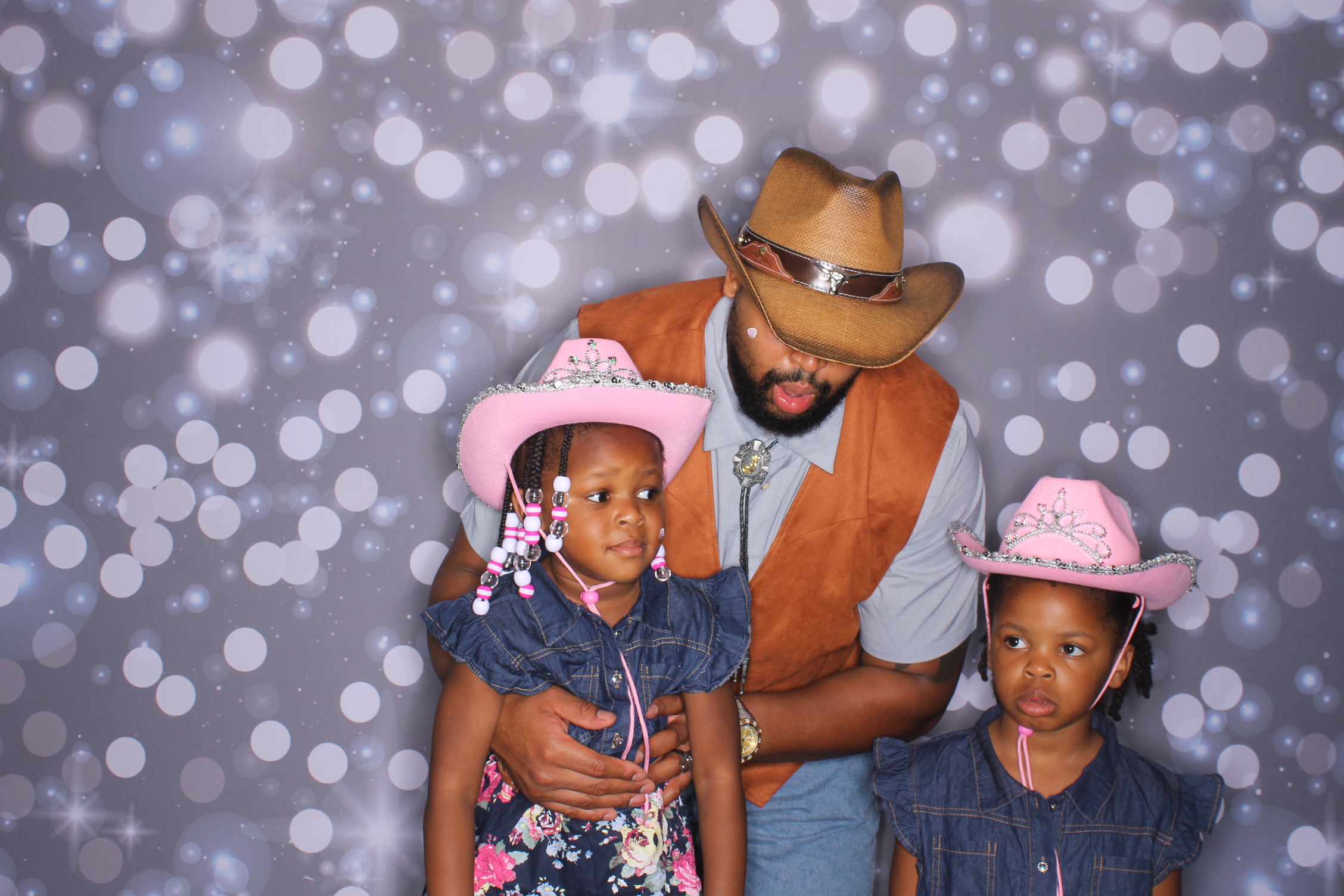 Father Daughter Cupcake Prom | View more photos from the event at gallery.photoboothcincy.com/u/PhotoBoothCincy/Father-Daughter-Cupcake-Prom-2