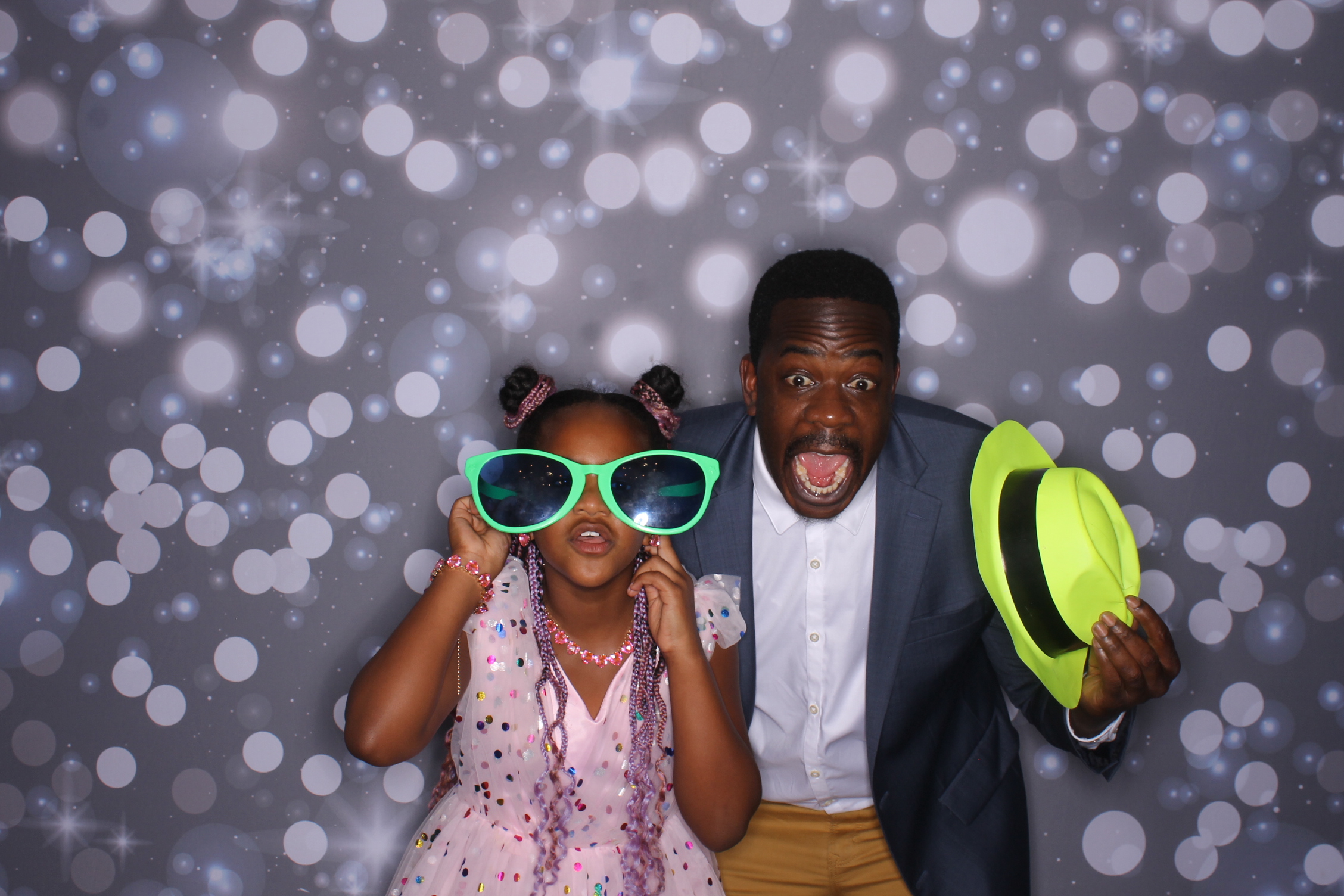 Father Daughter Cupcake Prom | View more photos from the event at gallery.photoboothcincy.com/u/PhotoBoothCincy/Father-Daughter-Cupcake-Prom-2
