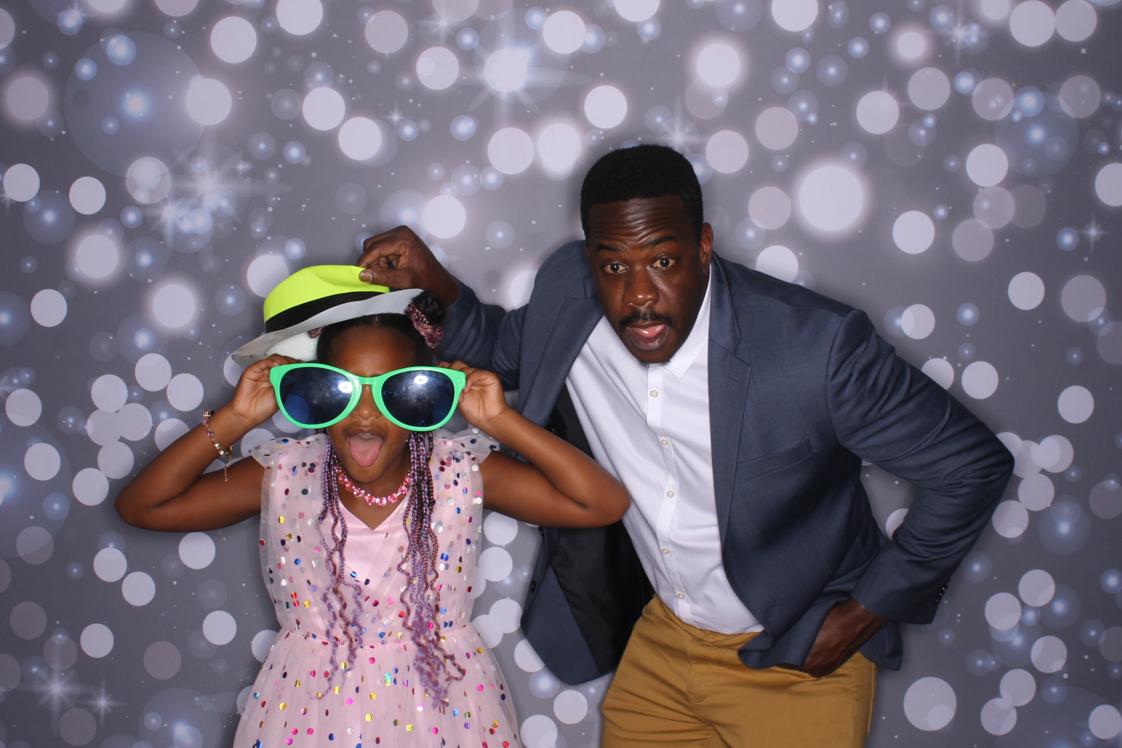 Father Daughter Cupcake Prom | View more photos from the event at gallery.photoboothcincy.com/u/PhotoBoothCincy/Father-Daughter-Cupcake-Prom-2
