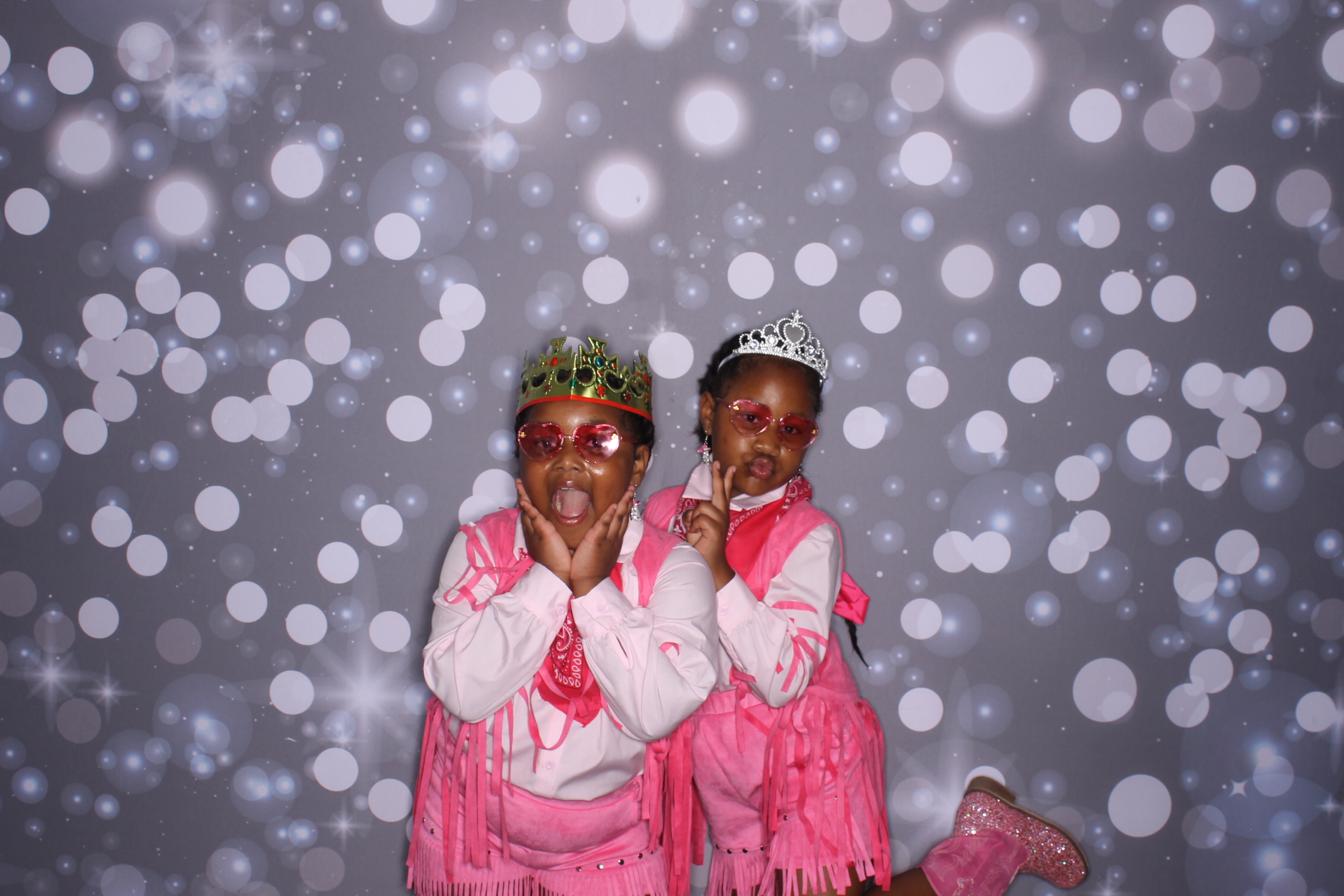 Father Daughter Cupcake Prom | View more photos from the event at gallery.photoboothcincy.com/u/PhotoBoothCincy/Father-Daughter-Cupcake-Prom-2