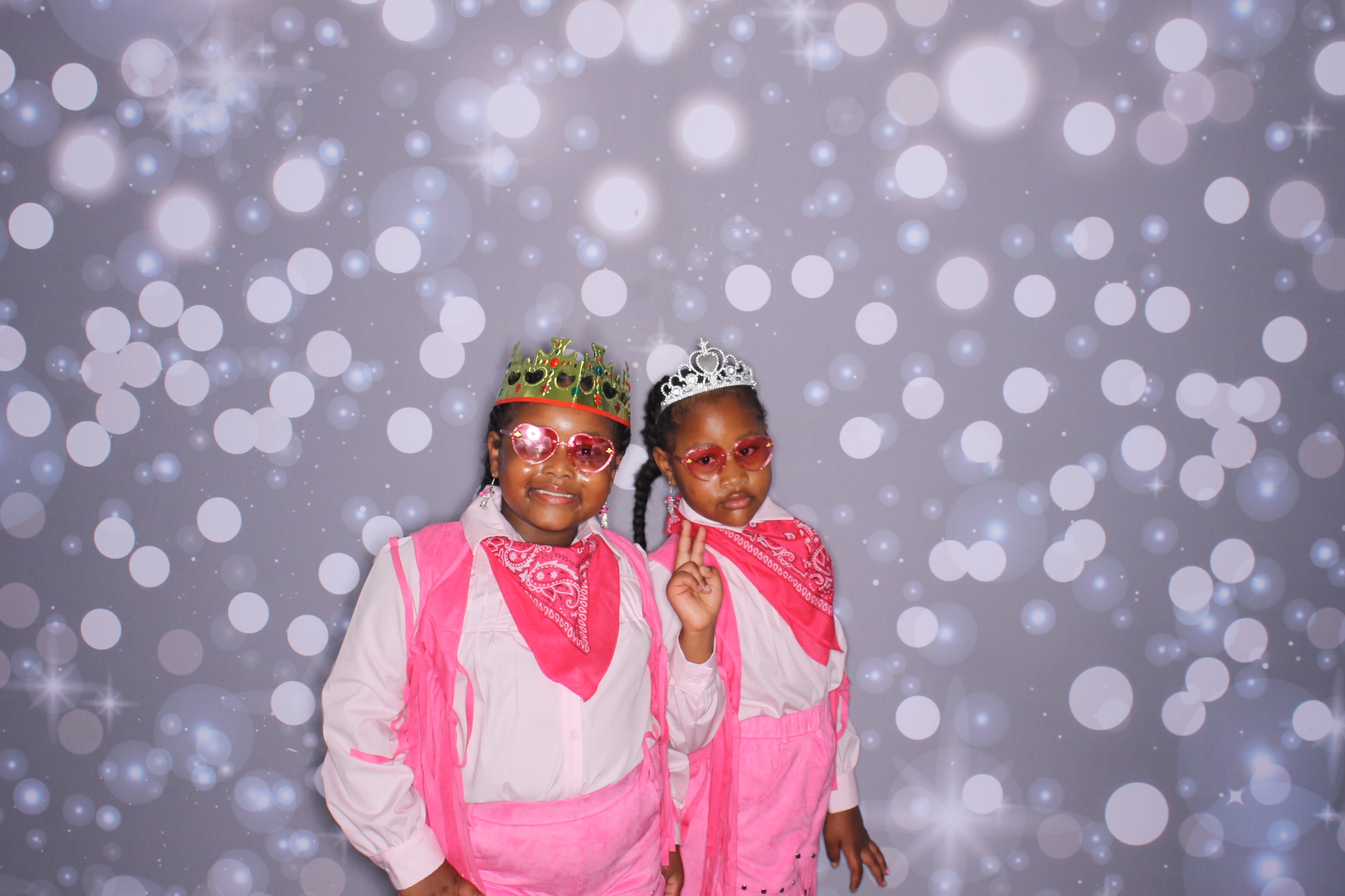 Father Daughter Cupcake Prom | View more photos from the event at gallery.photoboothcincy.com/u/PhotoBoothCincy/Father-Daughter-Cupcake-Prom-2