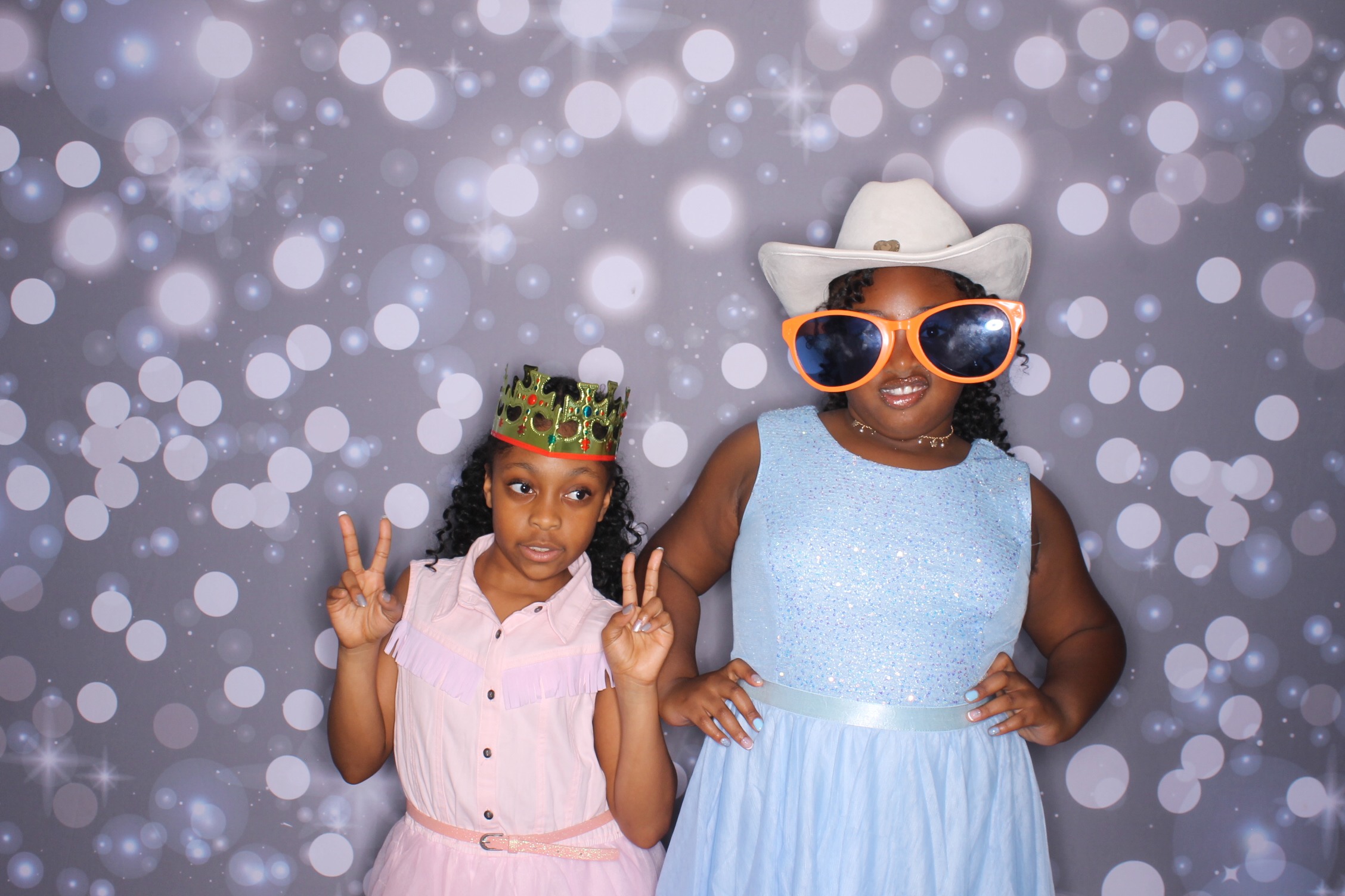 Father Daughter Cupcake Prom | View more photos from the event at gallery.photoboothcincy.com/u/PhotoBoothCincy/Father-Daughter-Cupcake-Prom-2