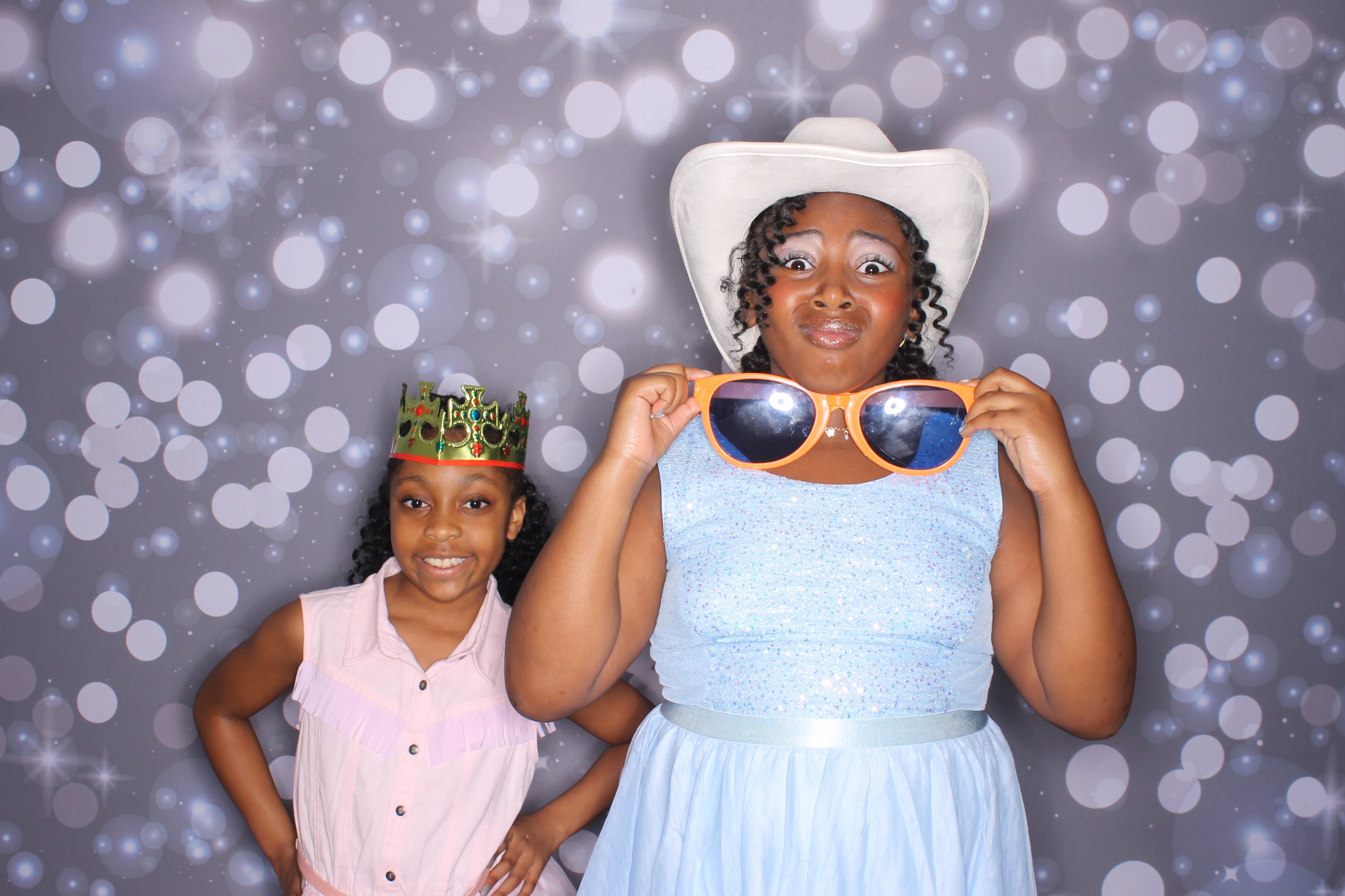 Father Daughter Cupcake Prom | View more photos from the event at gallery.photoboothcincy.com/u/PhotoBoothCincy/Father-Daughter-Cupcake-Prom-2