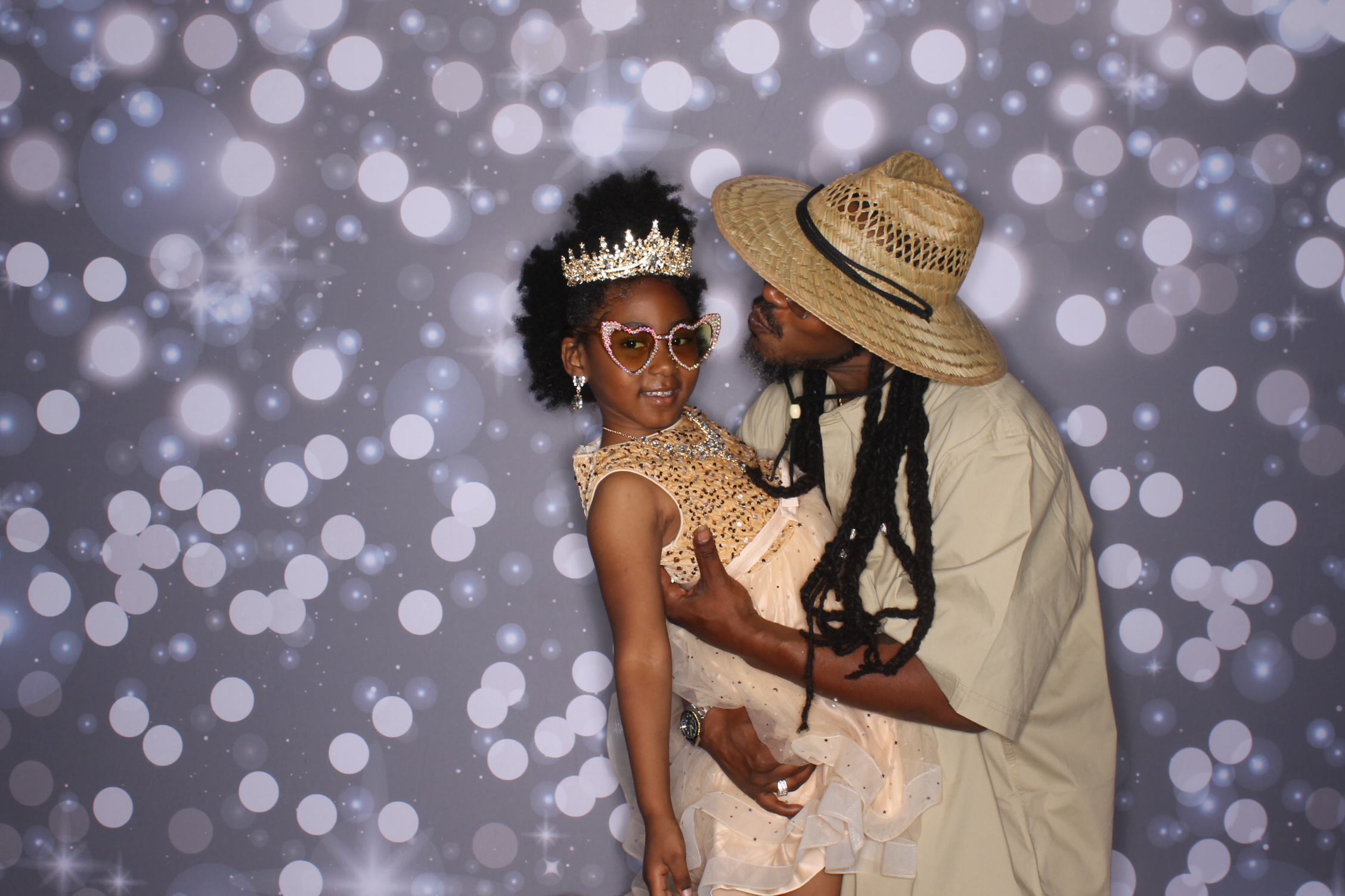 Father Daughter Cupcake Prom | View more photos from the event at gallery.photoboothcincy.com/u/PhotoBoothCincy/Father-Daughter-Cupcake-Prom-2