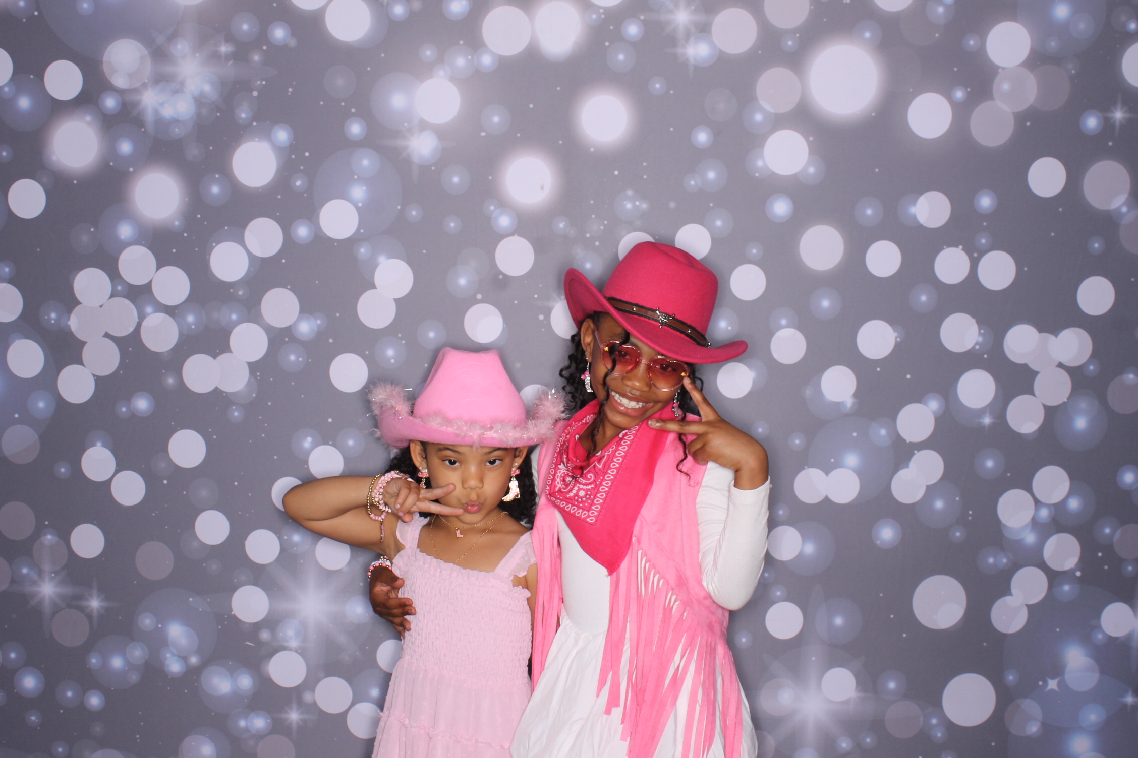 Father Daughter Cupcake Prom | View more photos from the event at gallery.photoboothcincy.com/u/PhotoBoothCincy/Father-Daughter-Cupcake-Prom-2