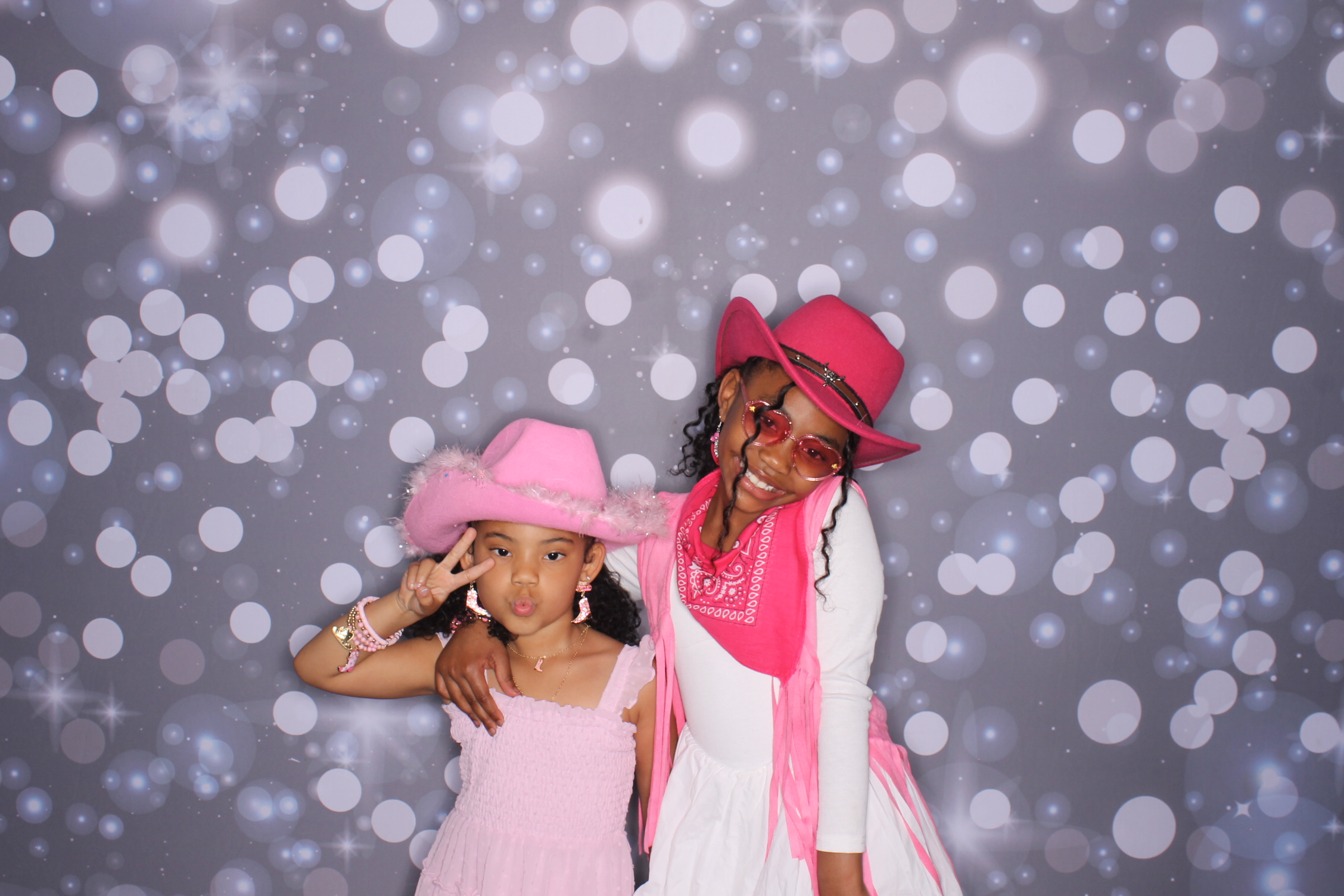 Father Daughter Cupcake Prom | View more photos from the event at gallery.photoboothcincy.com/u/PhotoBoothCincy/Father-Daughter-Cupcake-Prom-2