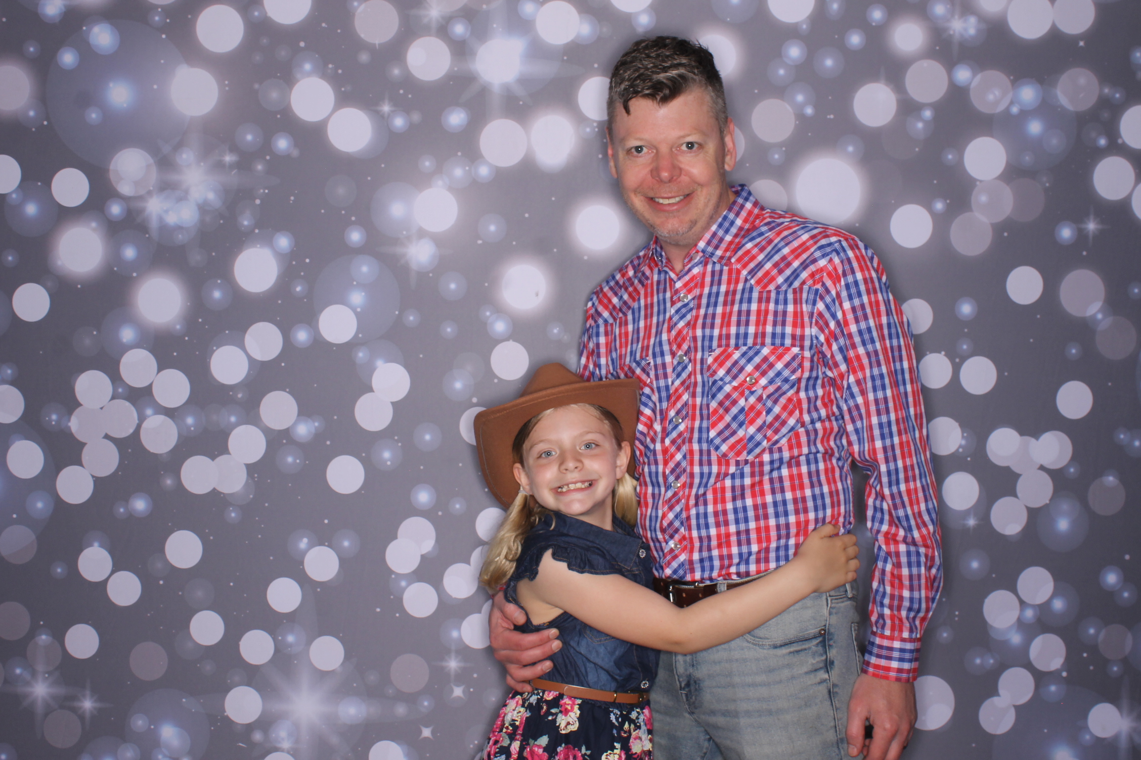 Father Daughter Cupcake Prom | View more photos from the event at gallery.photoboothcincy.com/u/PhotoBoothCincy/Father-Daughter-Cupcake-Prom-2
