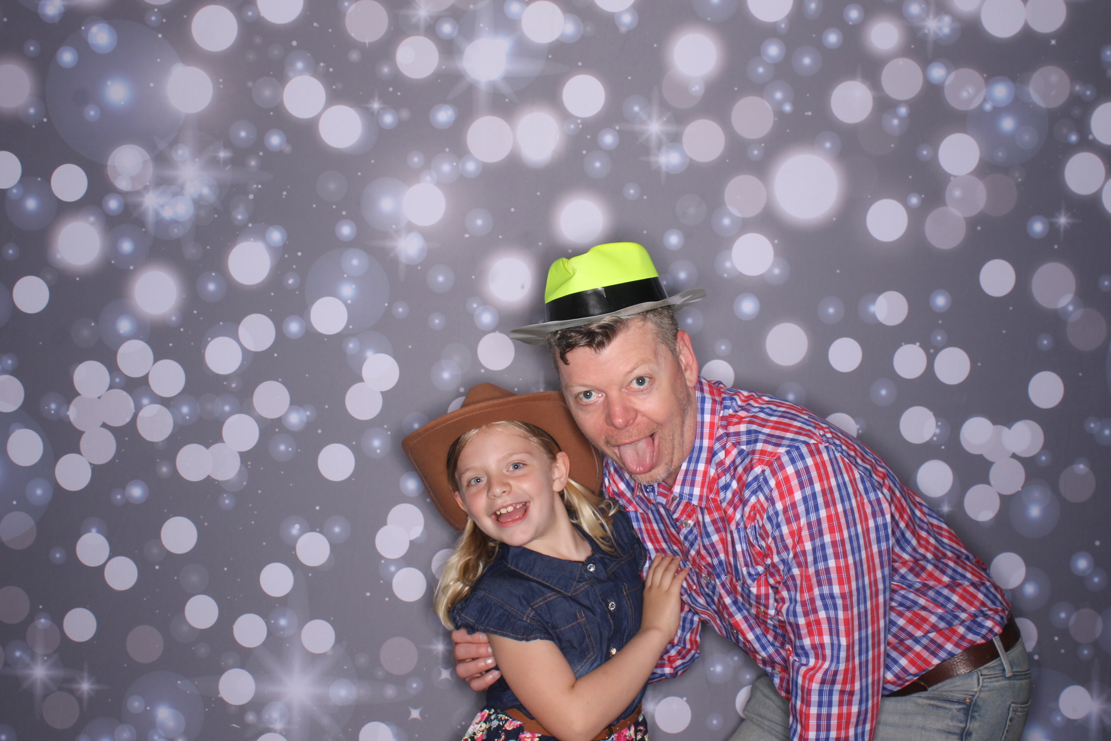 Father Daughter Cupcake Prom | View more photos from the event at gallery.photoboothcincy.com/u/PhotoBoothCincy/Father-Daughter-Cupcake-Prom-2