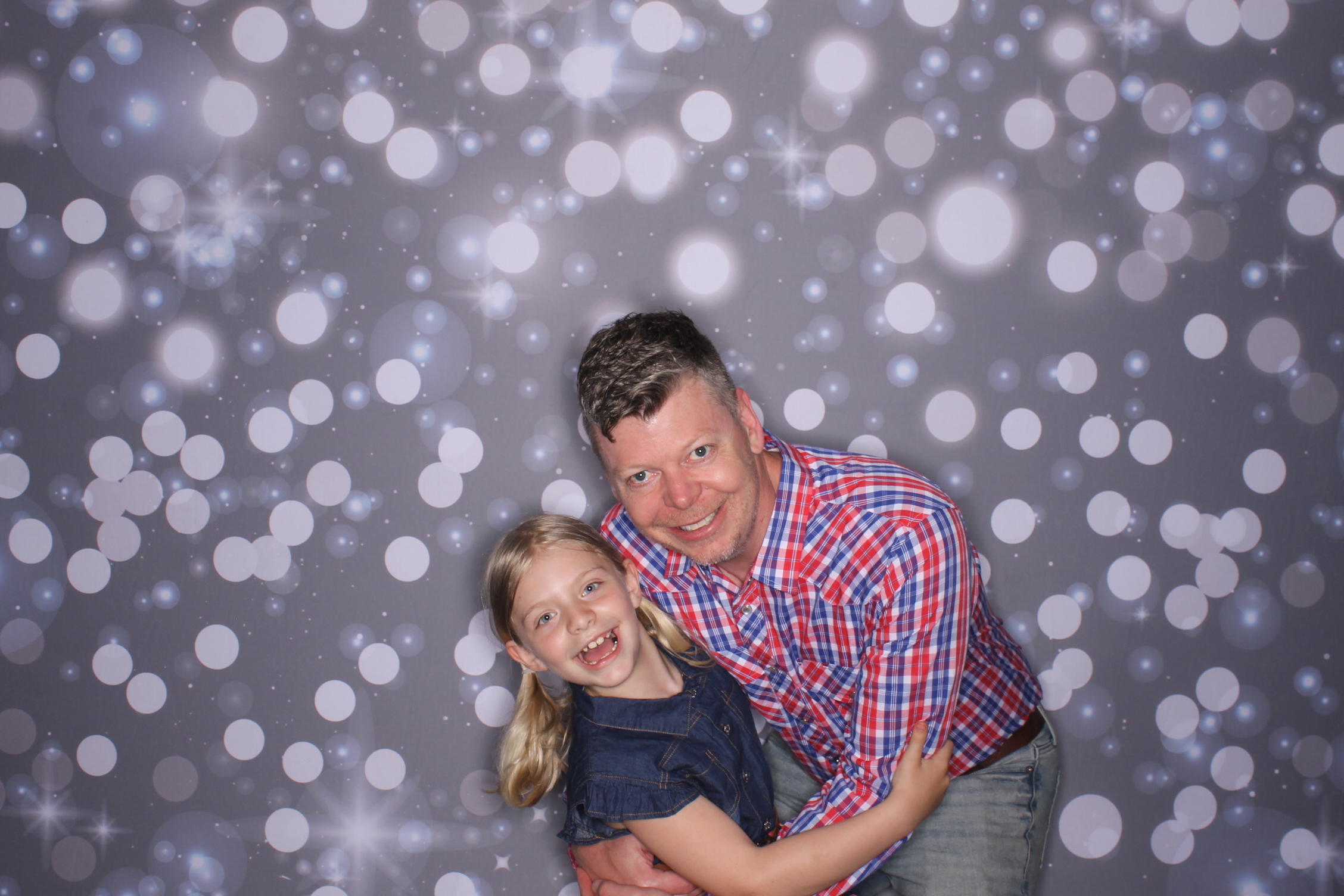 Father Daughter Cupcake Prom | View more photos from the event at gallery.photoboothcincy.com/u/PhotoBoothCincy/Father-Daughter-Cupcake-Prom-2