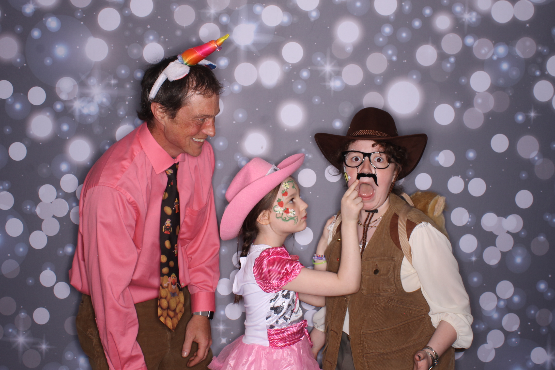 Father Daughter Cupcake Prom | View more photos from the event at gallery.photoboothcincy.com/u/PhotoBoothCincy/Father-Daughter-Cupcake-Prom-2