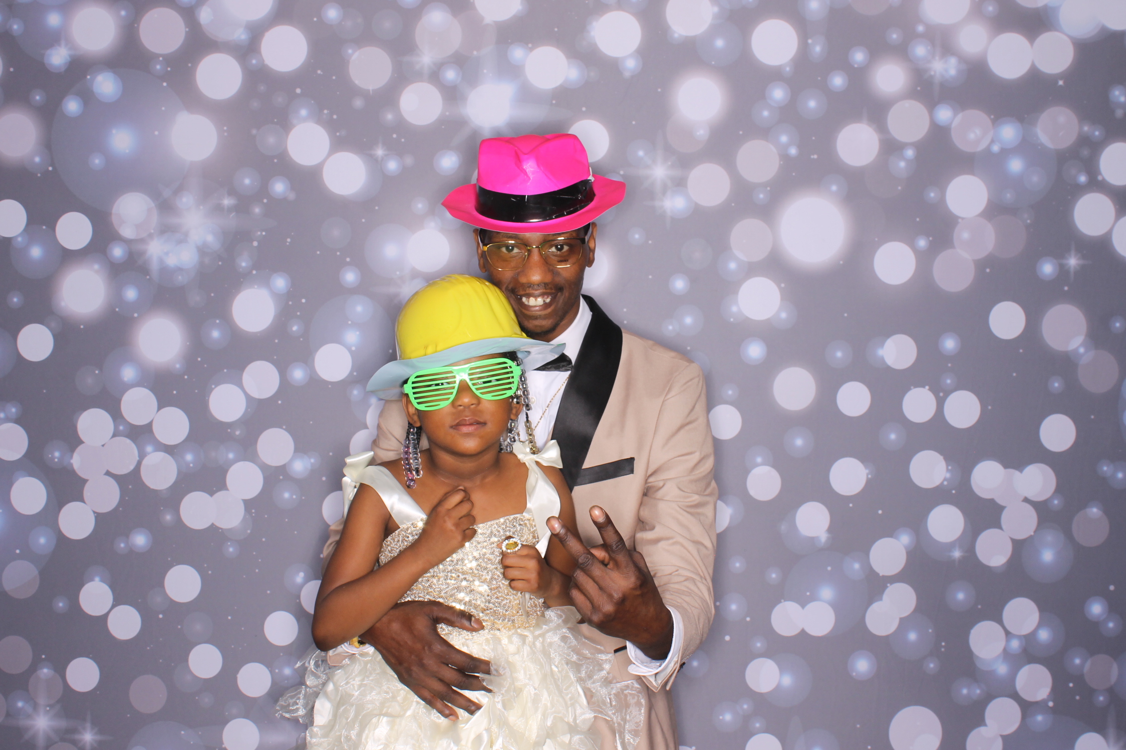 Father Daughter Cupcake Prom | View more photos from the event at gallery.photoboothcincy.com/u/PhotoBoothCincy/Father-Daughter-Cupcake-Prom-2