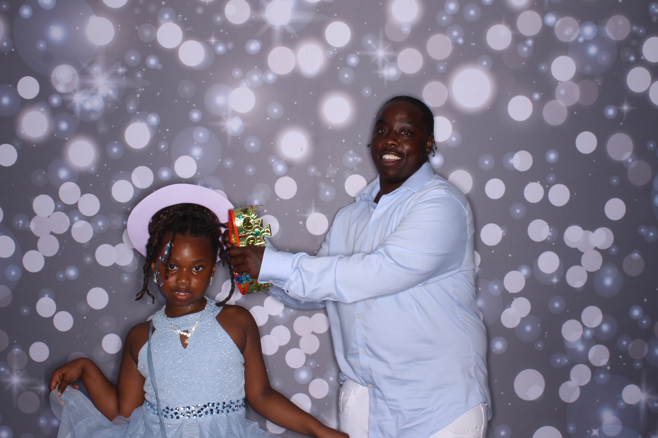 Father Daughter Cupcake Prom | View more photos from the event at gallery.photoboothcincy.com/u/PhotoBoothCincy/Father-Daughter-Cupcake-Prom-2