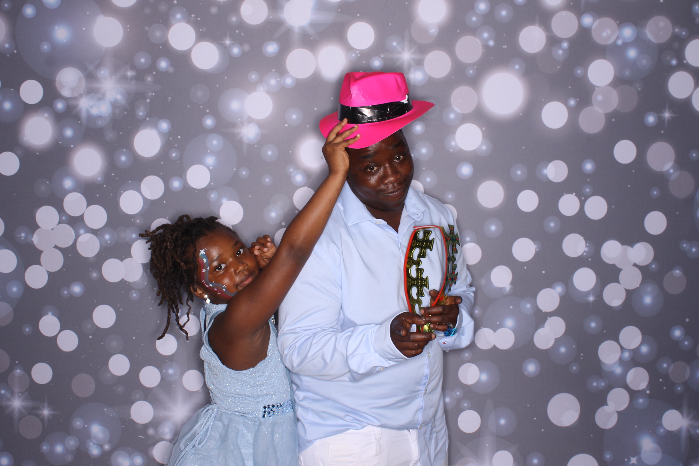 Father Daughter Cupcake Prom | View more photos from the event at gallery.photoboothcincy.com/u/PhotoBoothCincy/Father-Daughter-Cupcake-Prom-2