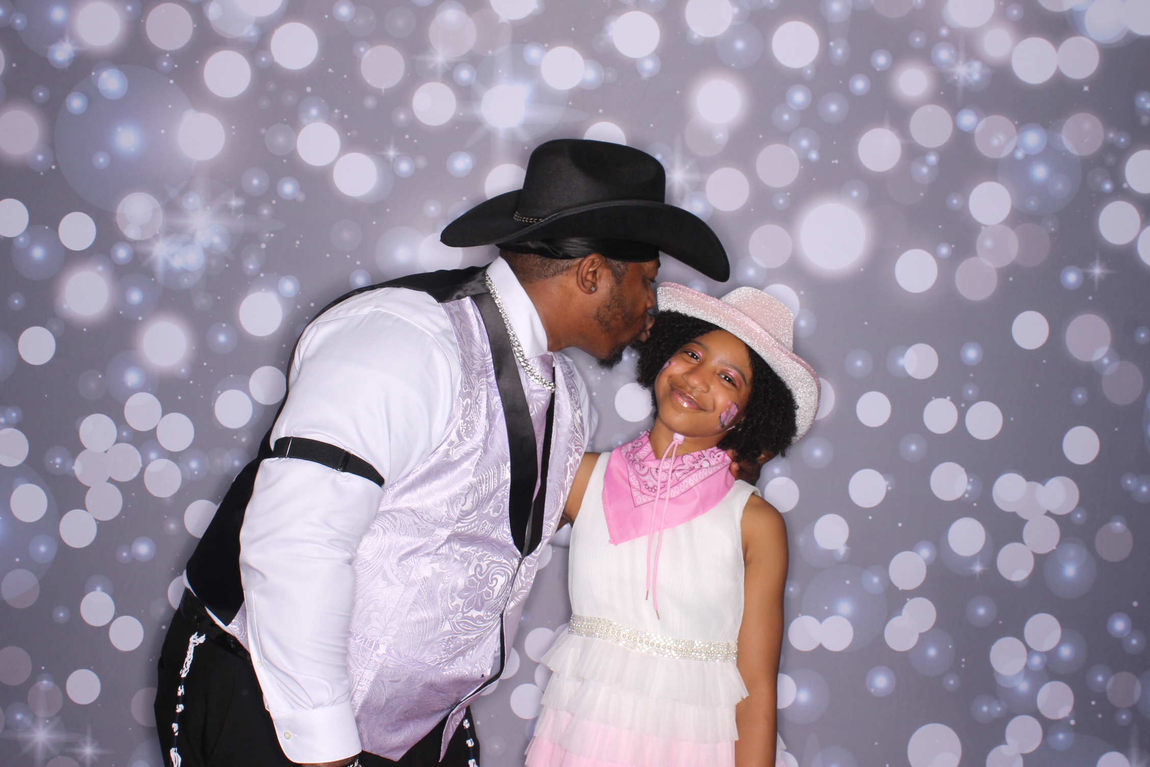 Father Daughter Cupcake Prom | View more photos from the event at gallery.photoboothcincy.com/u/PhotoBoothCincy/Father-Daughter-Cupcake-Prom-2