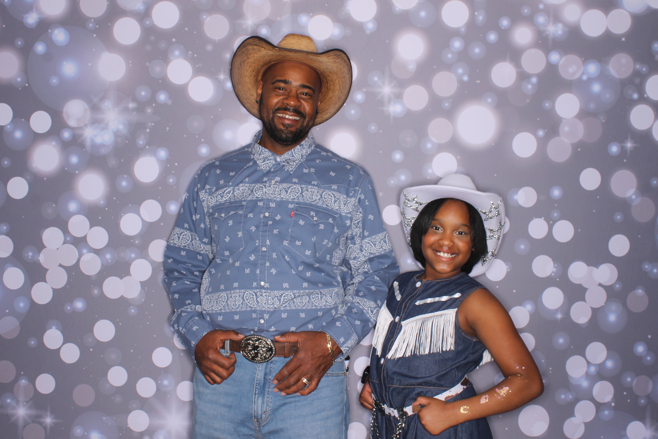 Father Daughter Cupcake Prom | View more photos from the event at gallery.photoboothcincy.com/u/PhotoBoothCincy/Father-Daughter-Cupcake-Prom-2