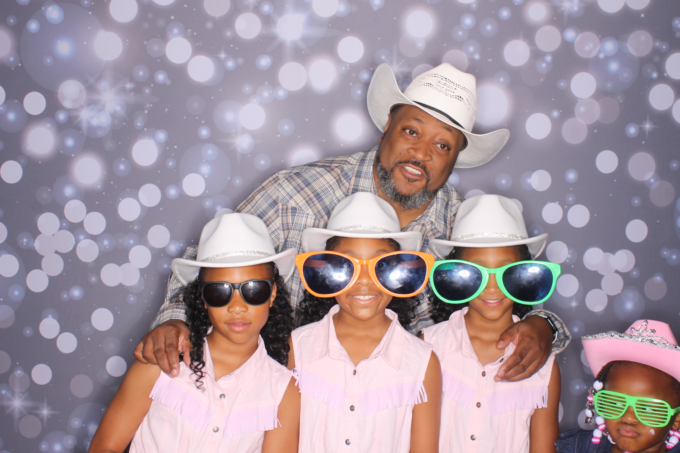 Father Daughter Cupcake Prom | View more photos from the event at gallery.photoboothcincy.com/u/PhotoBoothCincy/Father-Daughter-Cupcake-Prom-2