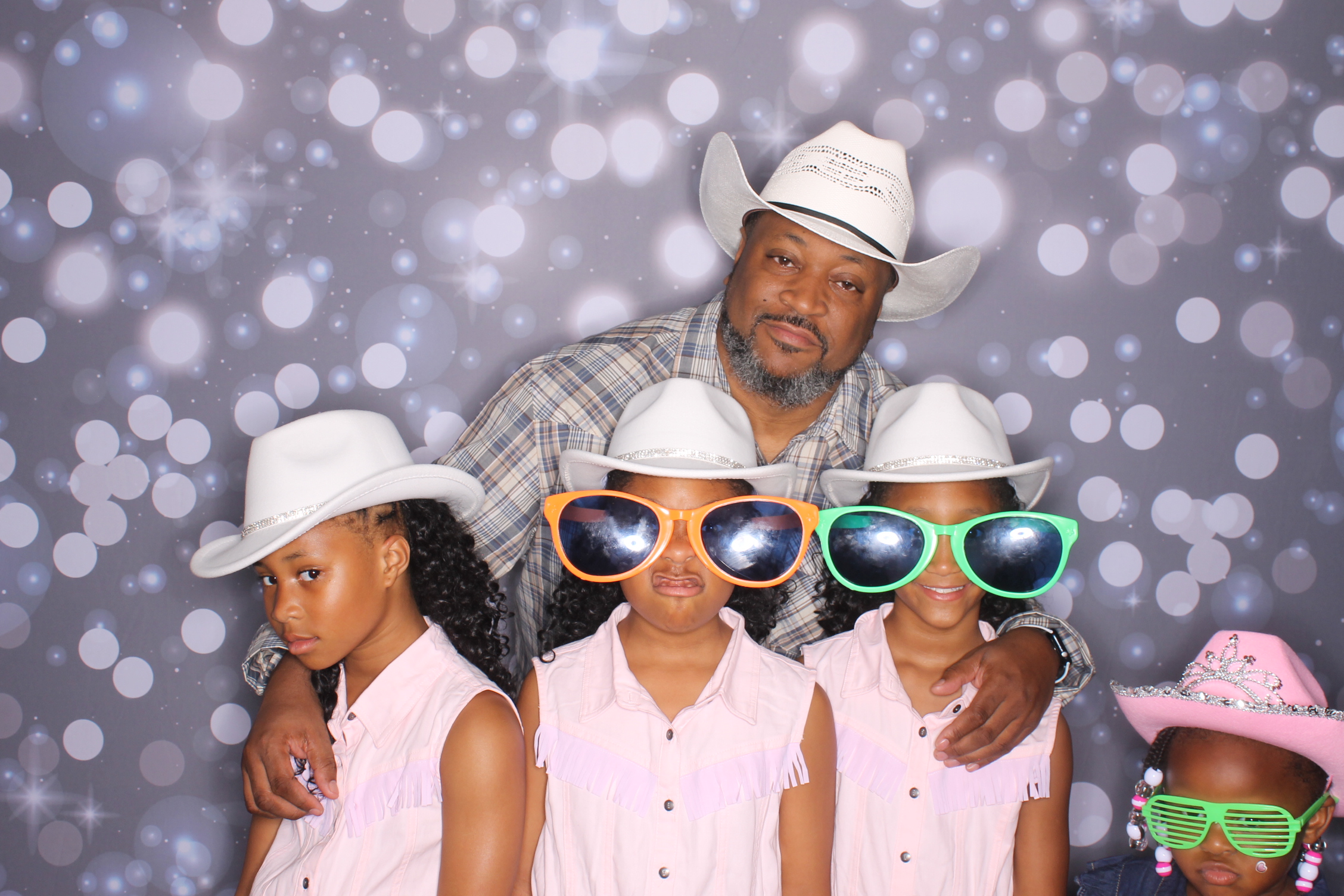 Father Daughter Cupcake Prom | View more photos from the event at gallery.photoboothcincy.com/u/PhotoBoothCincy/Father-Daughter-Cupcake-Prom-2
