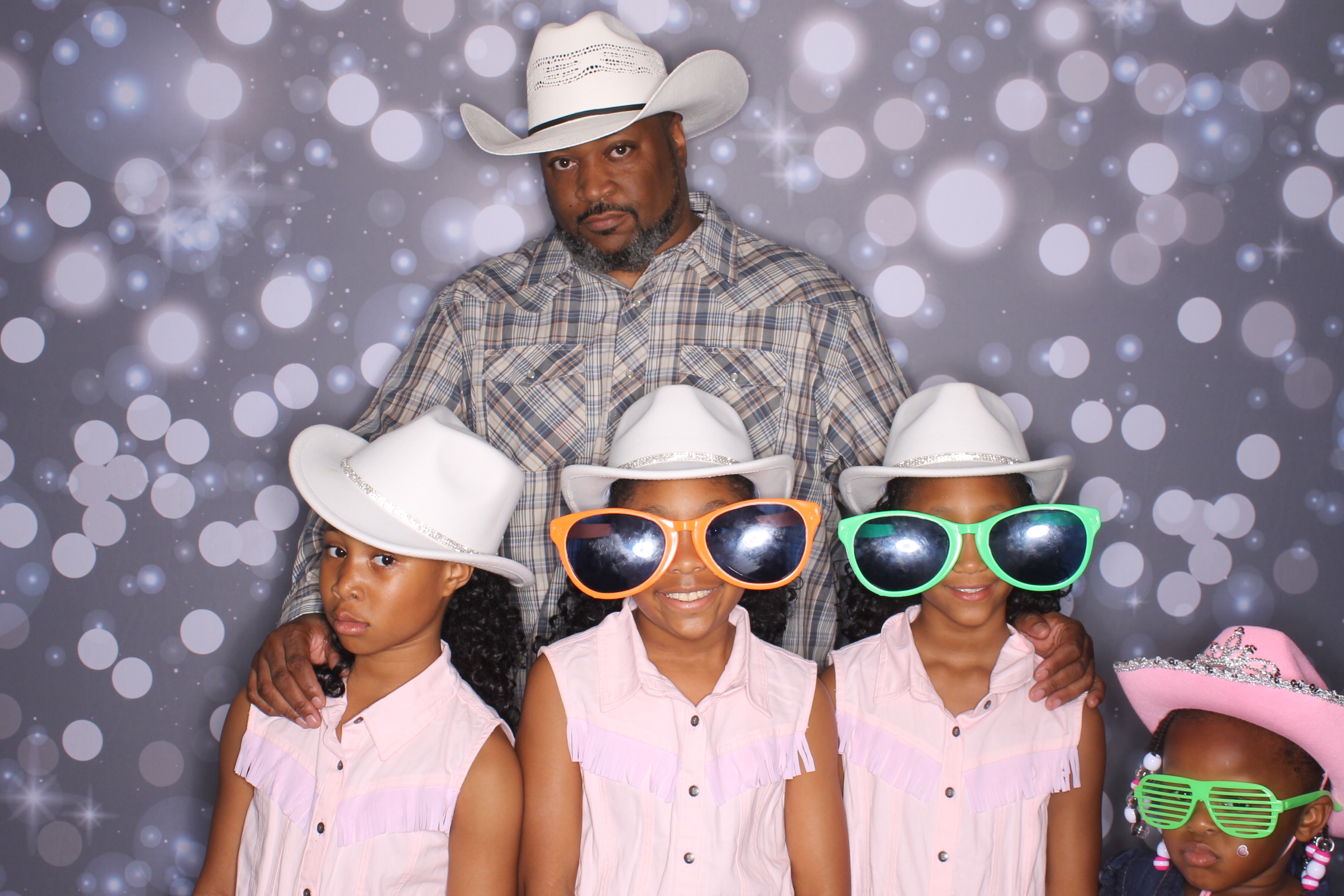 Father Daughter Cupcake Prom | View more photos from the event at gallery.photoboothcincy.com/u/PhotoBoothCincy/Father-Daughter-Cupcake-Prom-2
