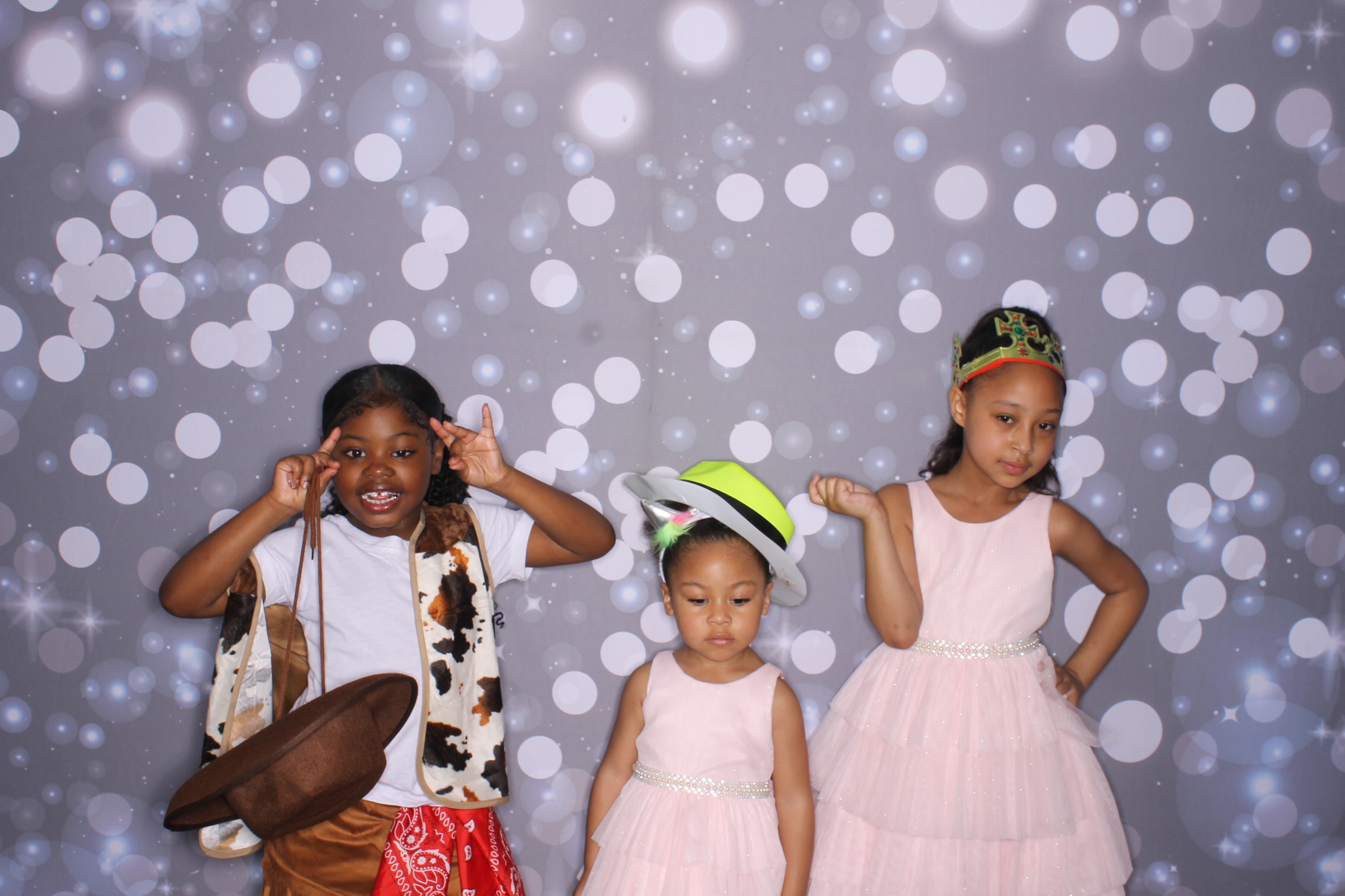 Father Daughter Cupcake Prom | View more photos from the event at gallery.photoboothcincy.com/u/PhotoBoothCincy/Father-Daughter-Cupcake-Prom-2