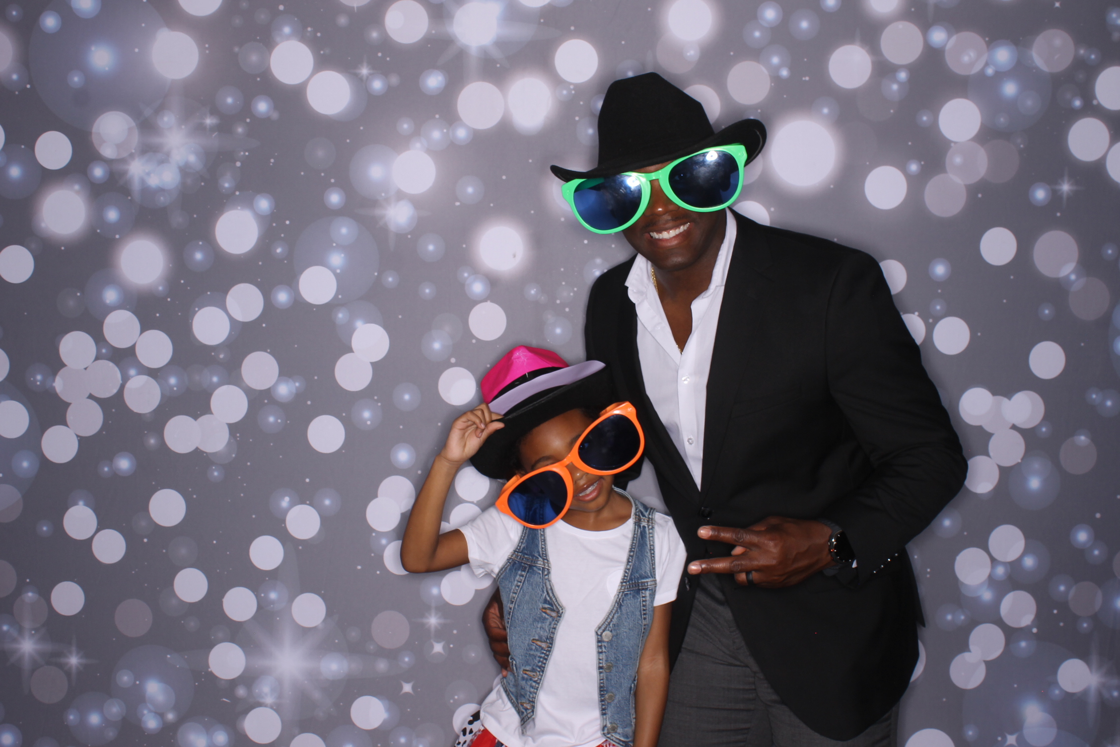 Father Daughter Cupcake Prom | View more photos from the event at gallery.photoboothcincy.com/u/PhotoBoothCincy/Father-Daughter-Cupcake-Prom-2