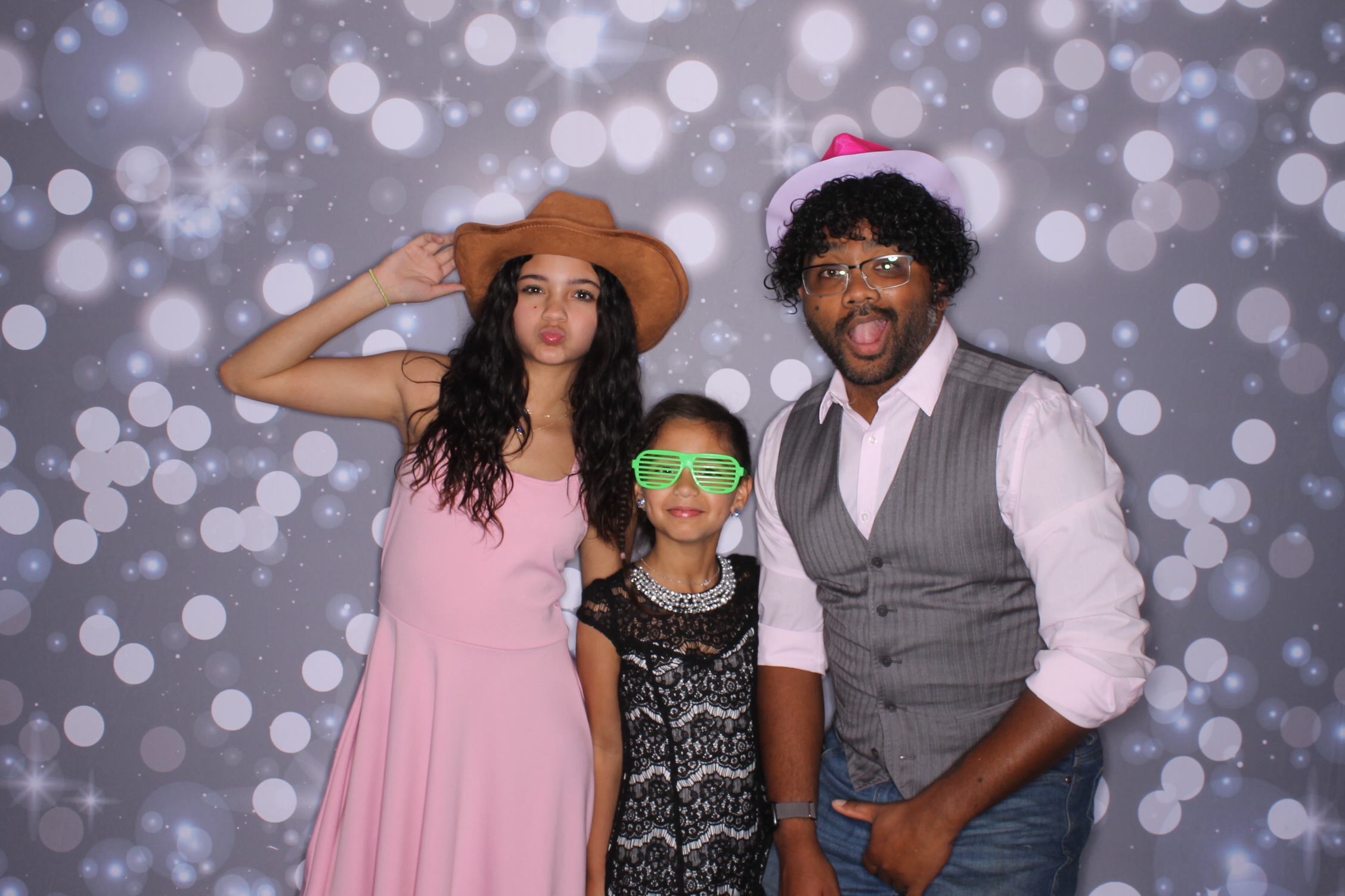 Father Daughter Cupcake Prom | View more photos from the event at gallery.photoboothcincy.com/u/PhotoBoothCincy/Father-Daughter-Cupcake-Prom-2