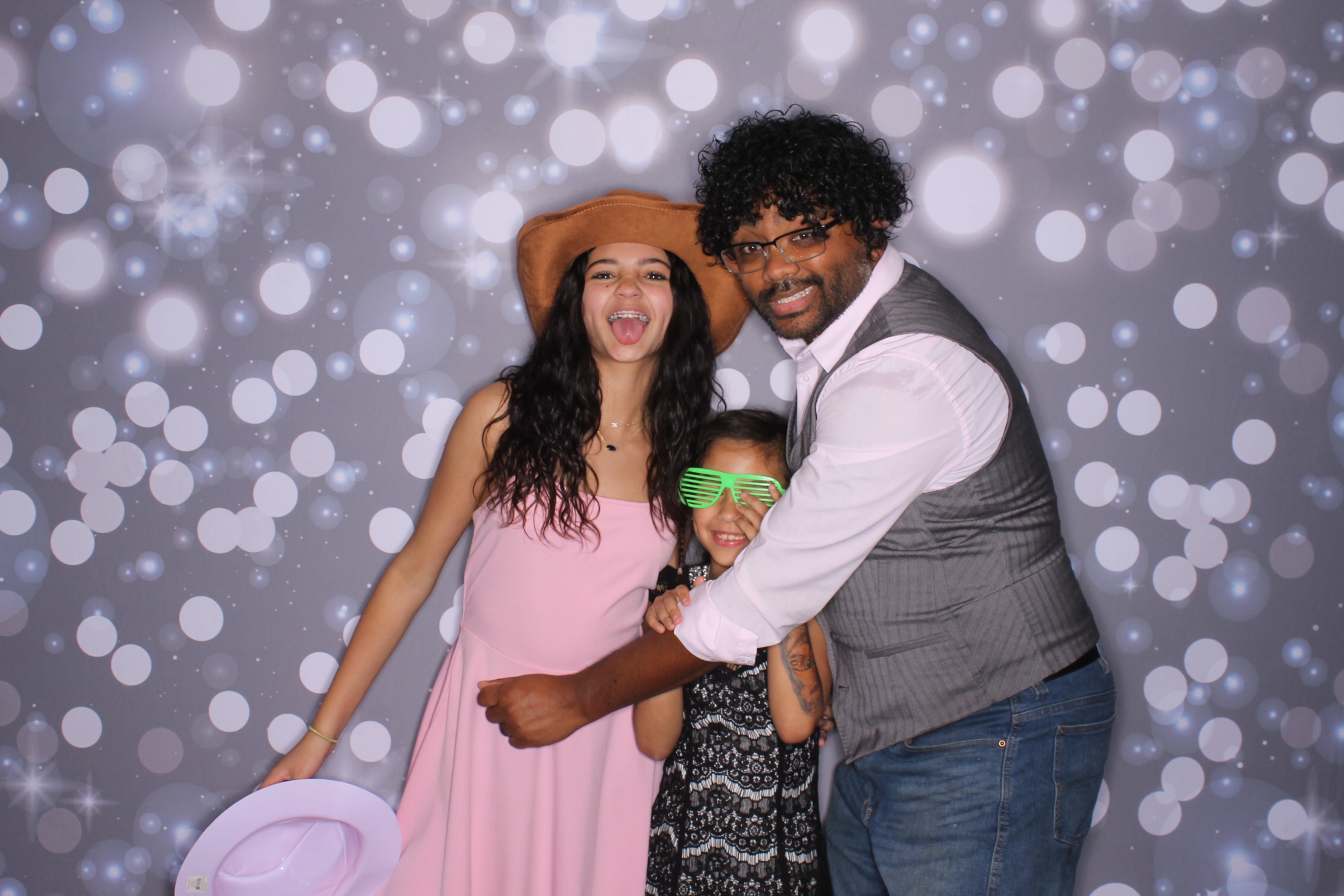 Father Daughter Cupcake Prom | View more photos from the event at gallery.photoboothcincy.com/u/PhotoBoothCincy/Father-Daughter-Cupcake-Prom-2