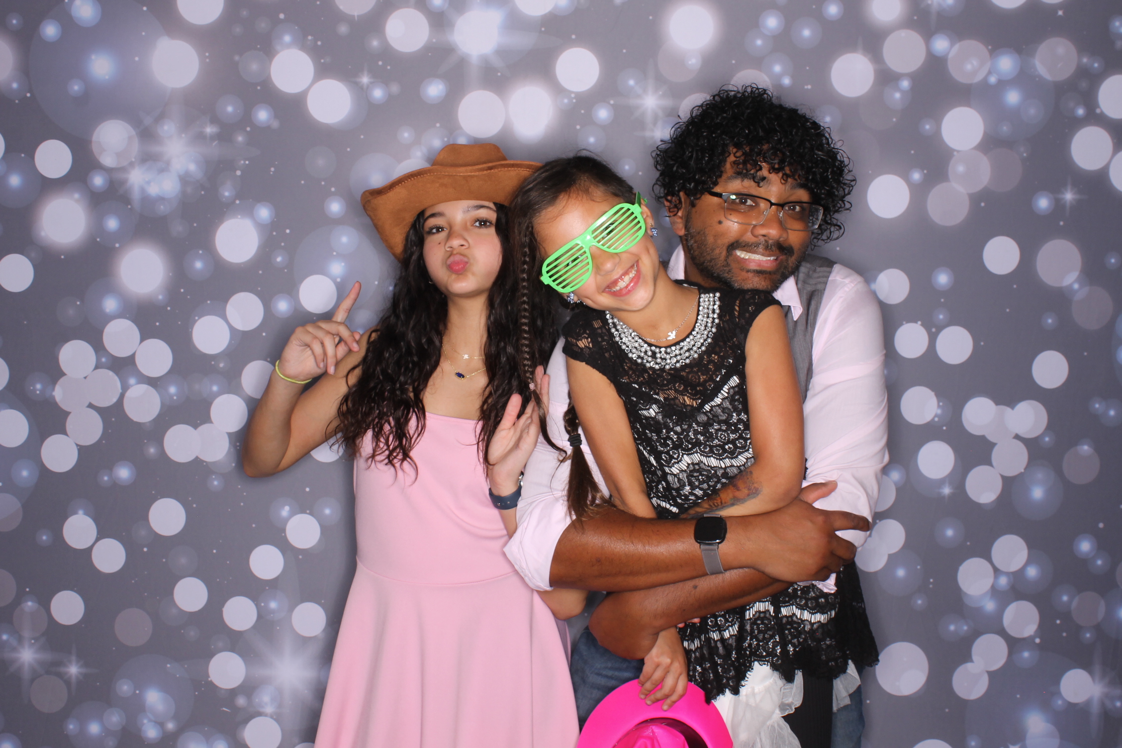 Father Daughter Cupcake Prom | View more photos from the event at gallery.photoboothcincy.com/u/PhotoBoothCincy/Father-Daughter-Cupcake-Prom-2