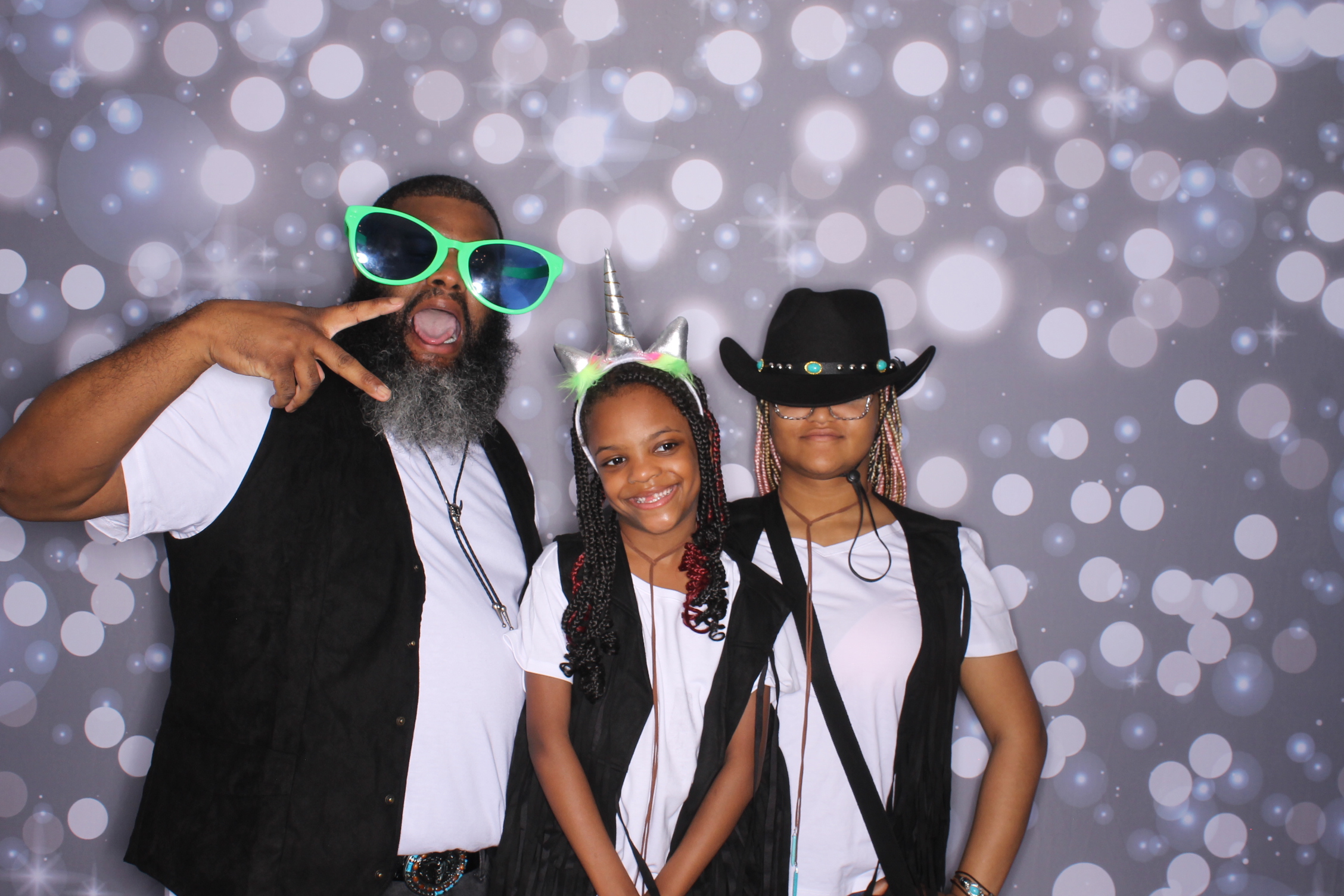 Father Daughter Cupcake Prom | View more photos from the event at gallery.photoboothcincy.com/u/PhotoBoothCincy/Father-Daughter-Cupcake-Prom-2