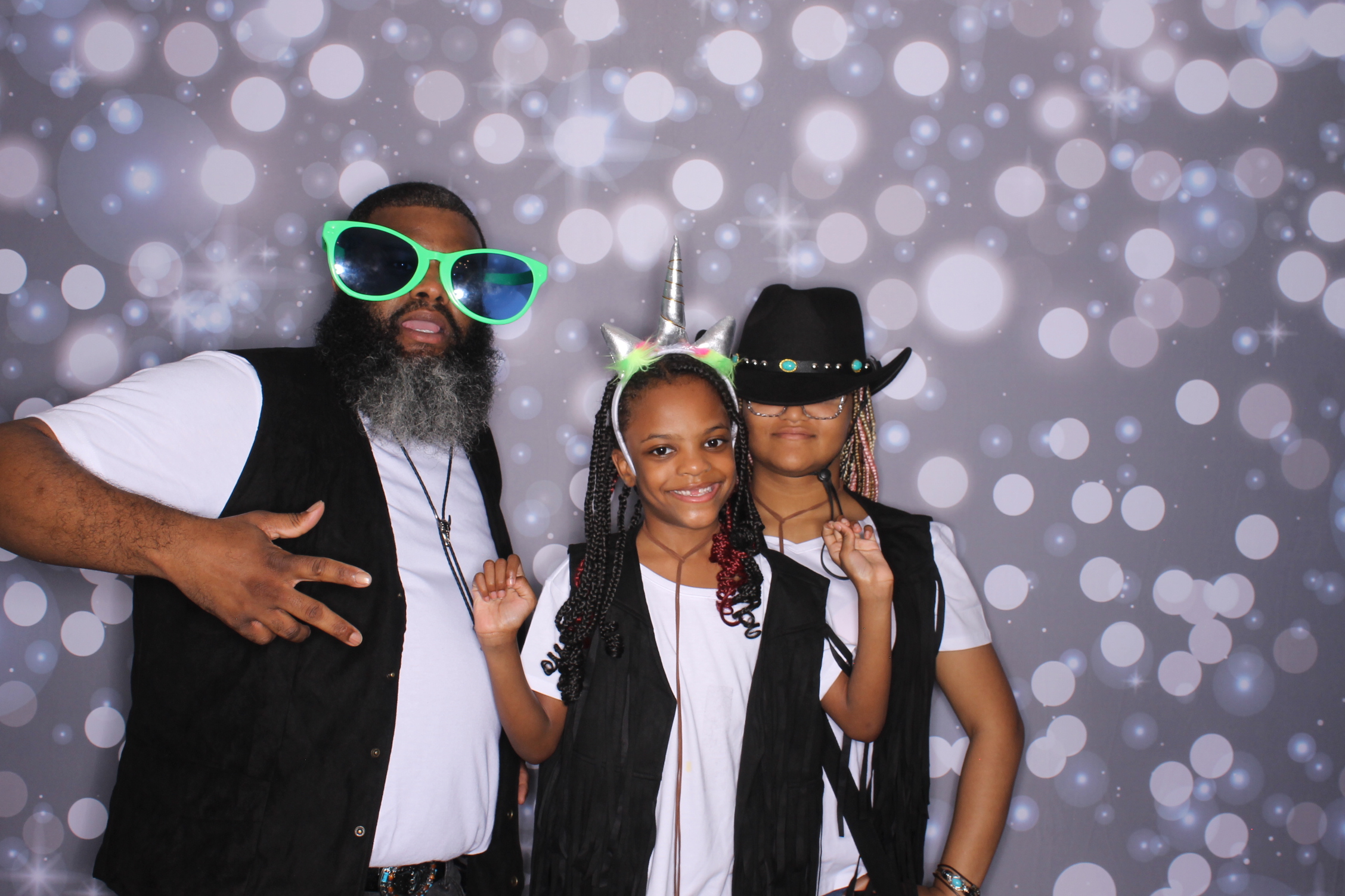 Father Daughter Cupcake Prom | View more photos from the event at gallery.photoboothcincy.com/u/PhotoBoothCincy/Father-Daughter-Cupcake-Prom-2