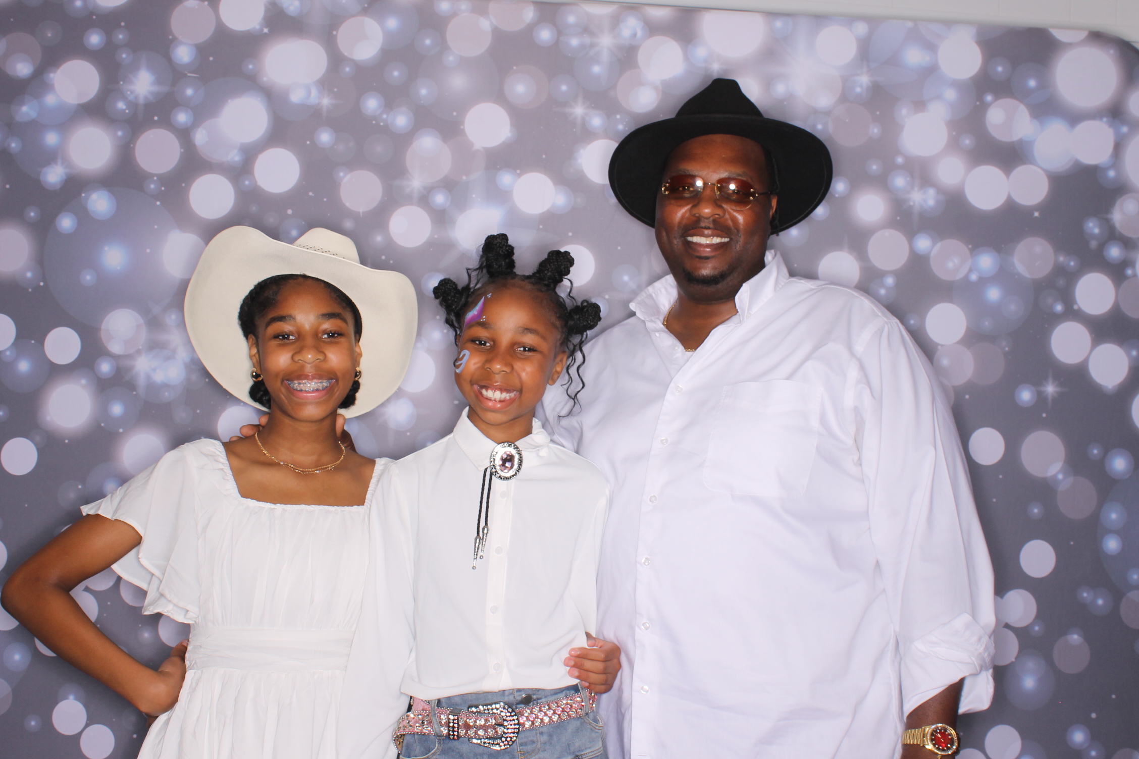 Father Daughter Cupcake Prom | View more photos from the event at gallery.photoboothcincy.com/u/PhotoBoothCincy/Father-Daughter-Cupcake-Prom-2