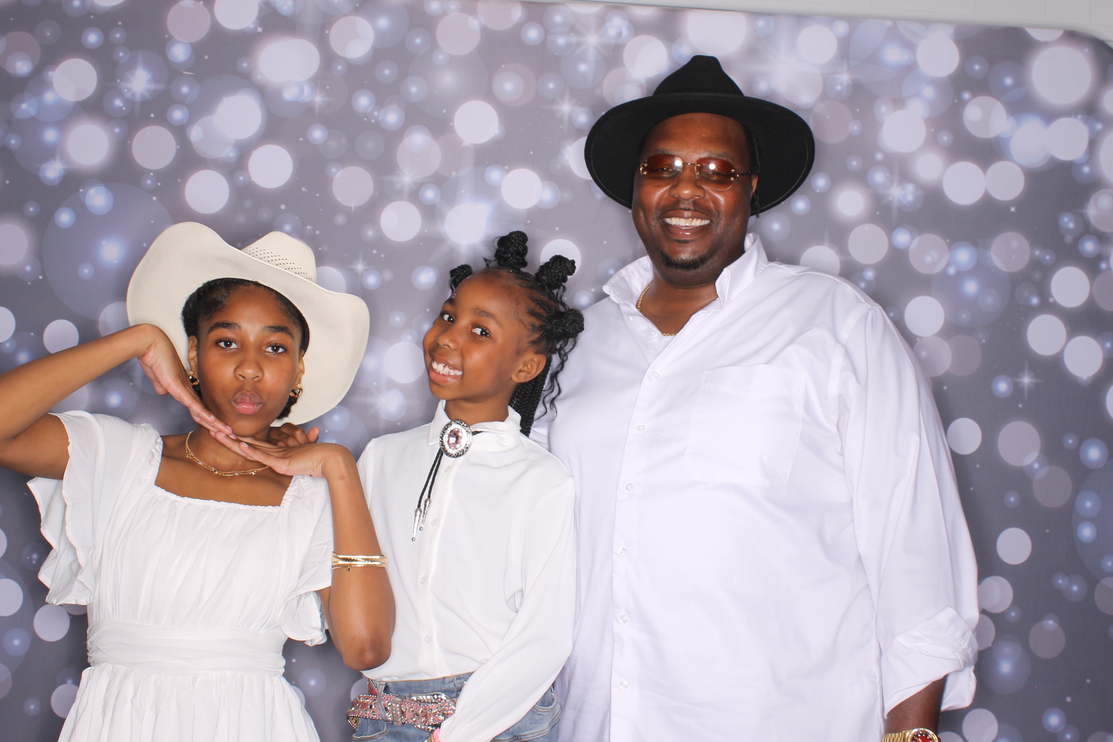 Father Daughter Cupcake Prom | View more photos from the event at gallery.photoboothcincy.com/u/PhotoBoothCincy/Father-Daughter-Cupcake-Prom-2