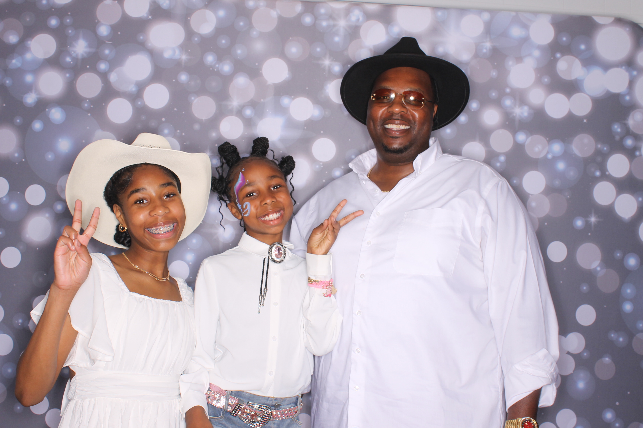 Father Daughter Cupcake Prom | View more photos from the event at gallery.photoboothcincy.com/u/PhotoBoothCincy/Father-Daughter-Cupcake-Prom-2