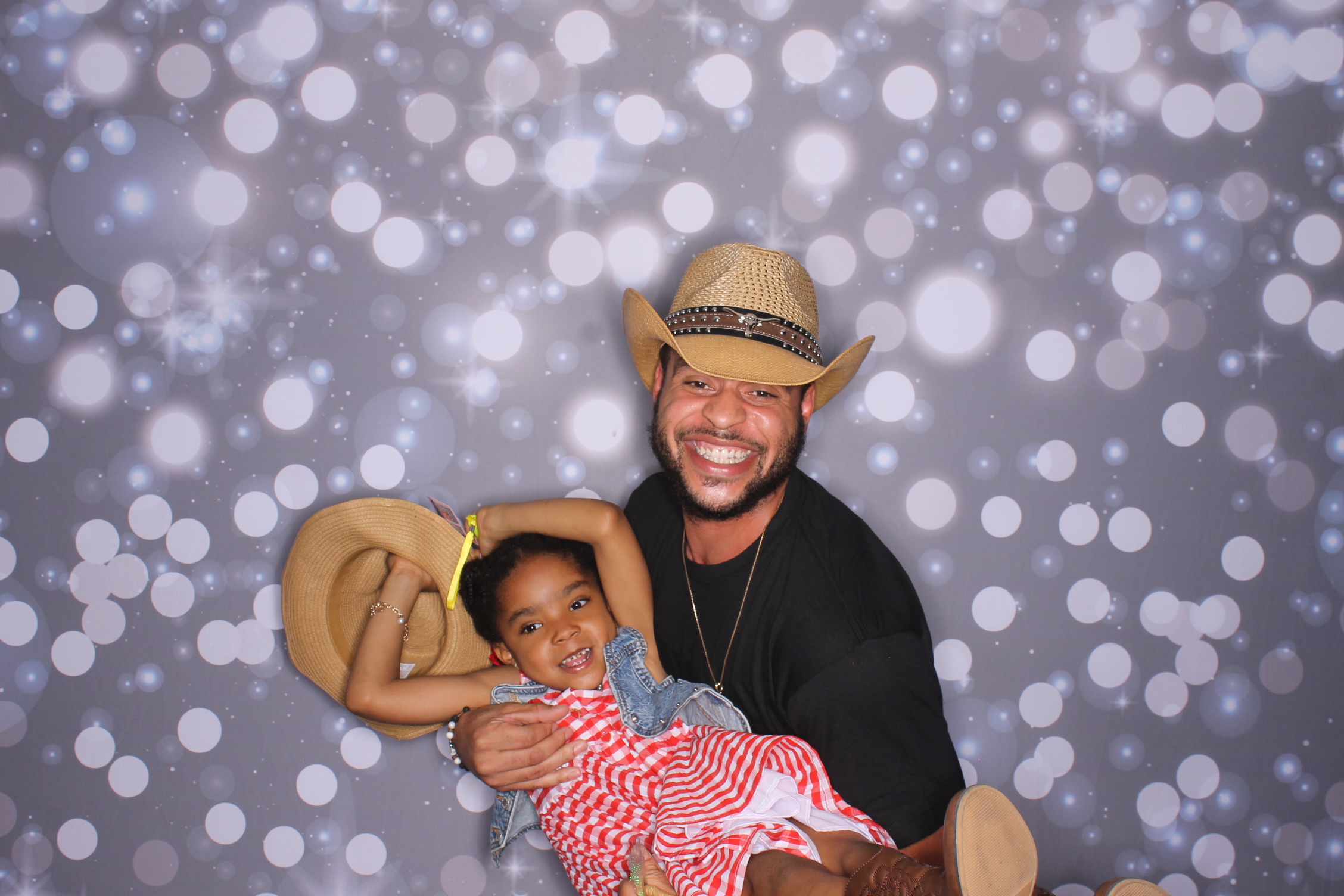 Father Daughter Cupcake Prom | View more photos from the event at gallery.photoboothcincy.com/u/PhotoBoothCincy/Father-Daughter-Cupcake-Prom-2
