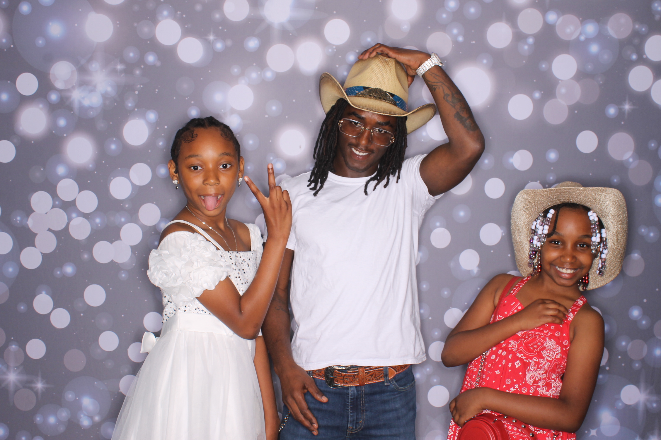 Father Daughter Cupcake Prom | View more photos from the event at gallery.photoboothcincy.com/u/PhotoBoothCincy/Father-Daughter-Cupcake-Prom-2