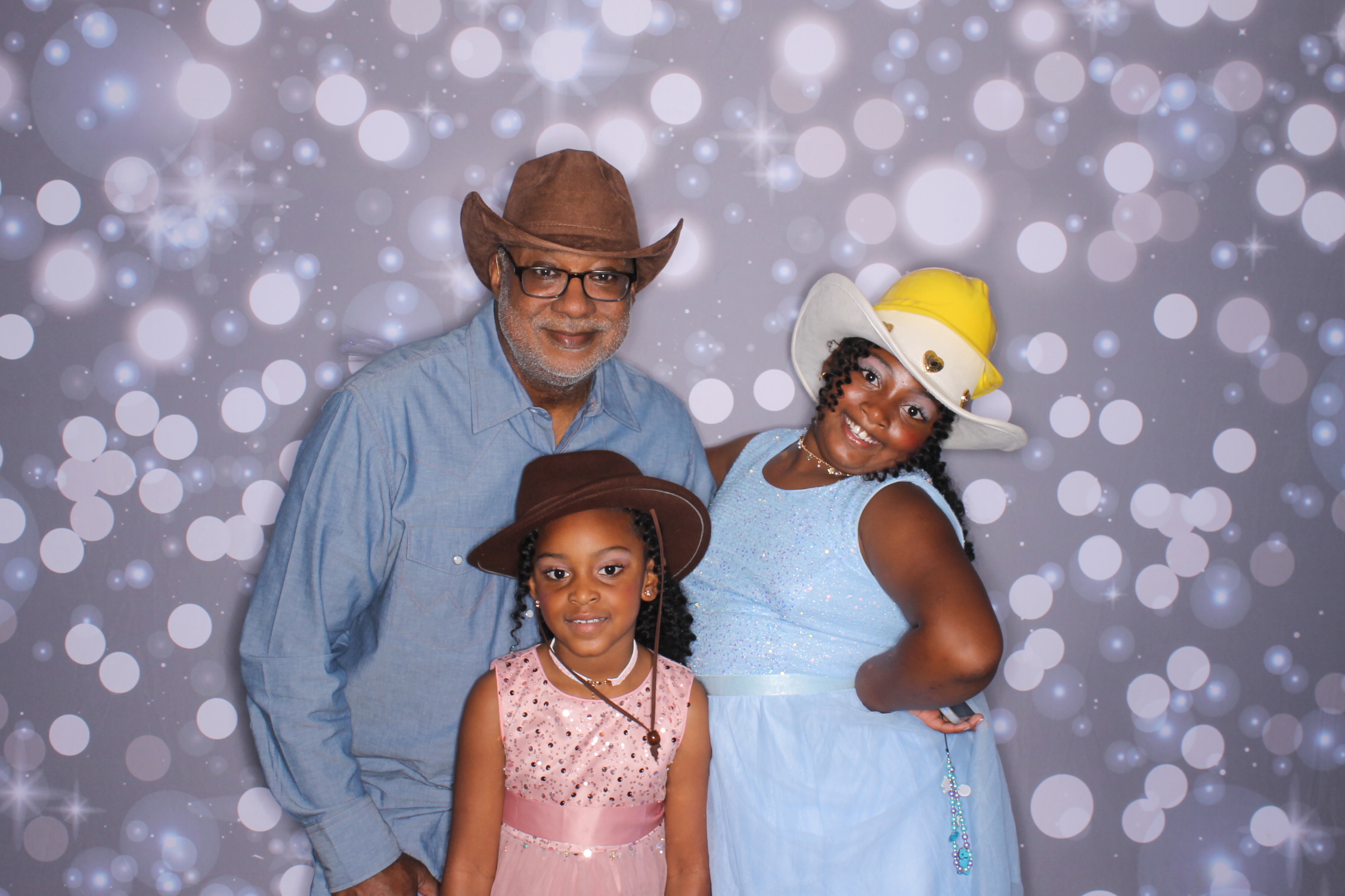 Father Daughter Cupcake Prom | View more photos from the event at gallery.photoboothcincy.com/u/PhotoBoothCincy/Father-Daughter-Cupcake-Prom-2