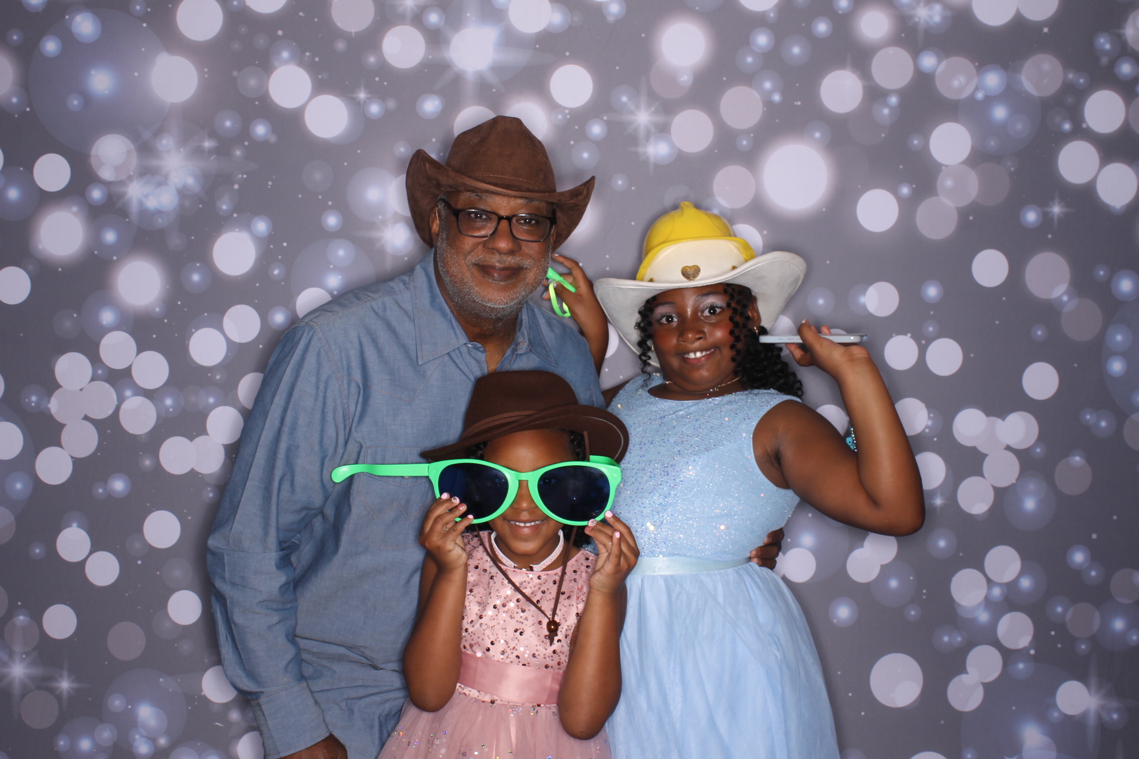 Father Daughter Cupcake Prom | View more photos from the event at gallery.photoboothcincy.com/u/PhotoBoothCincy/Father-Daughter-Cupcake-Prom-2