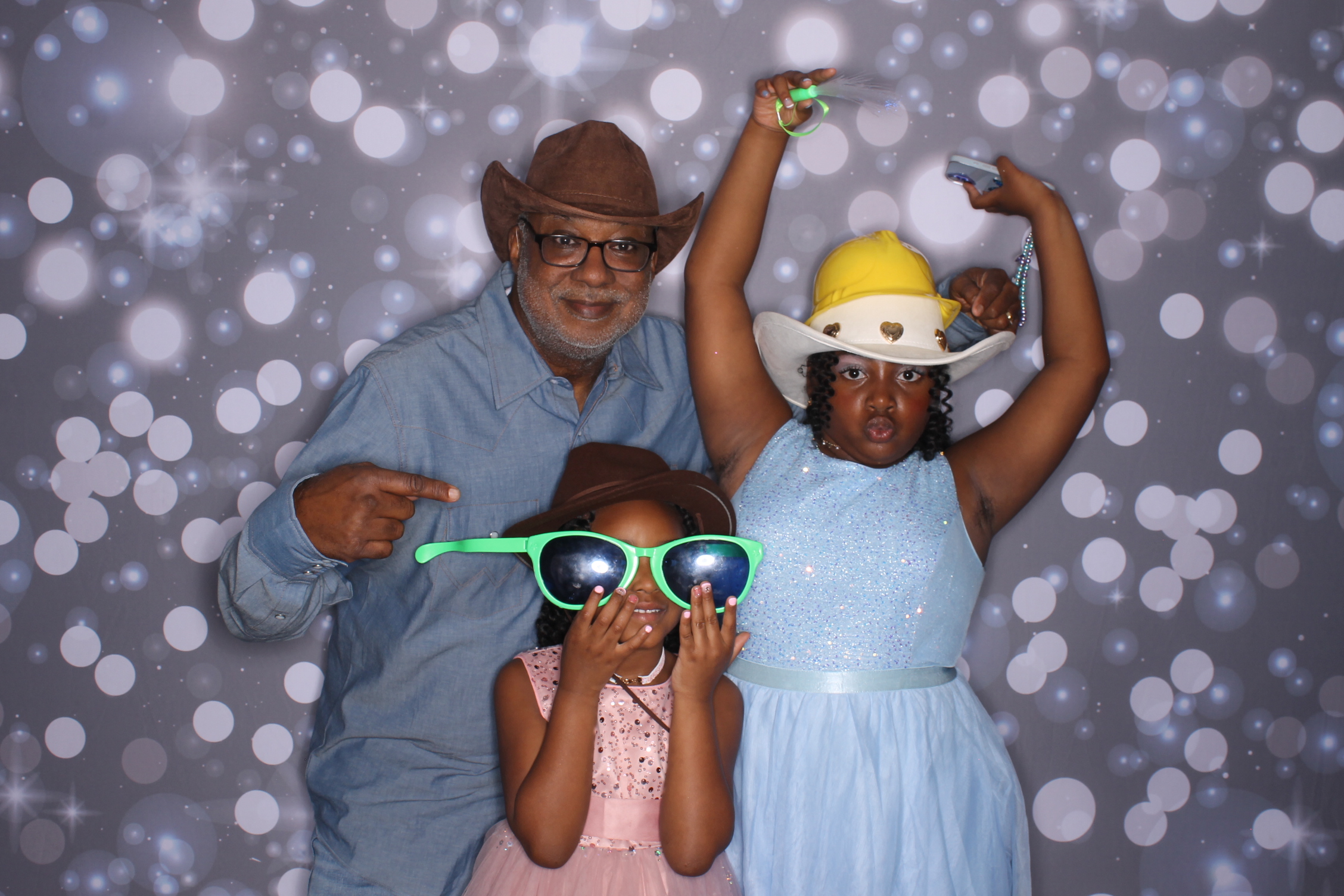 Father Daughter Cupcake Prom | View more photos from the event at gallery.photoboothcincy.com/u/PhotoBoothCincy/Father-Daughter-Cupcake-Prom-2