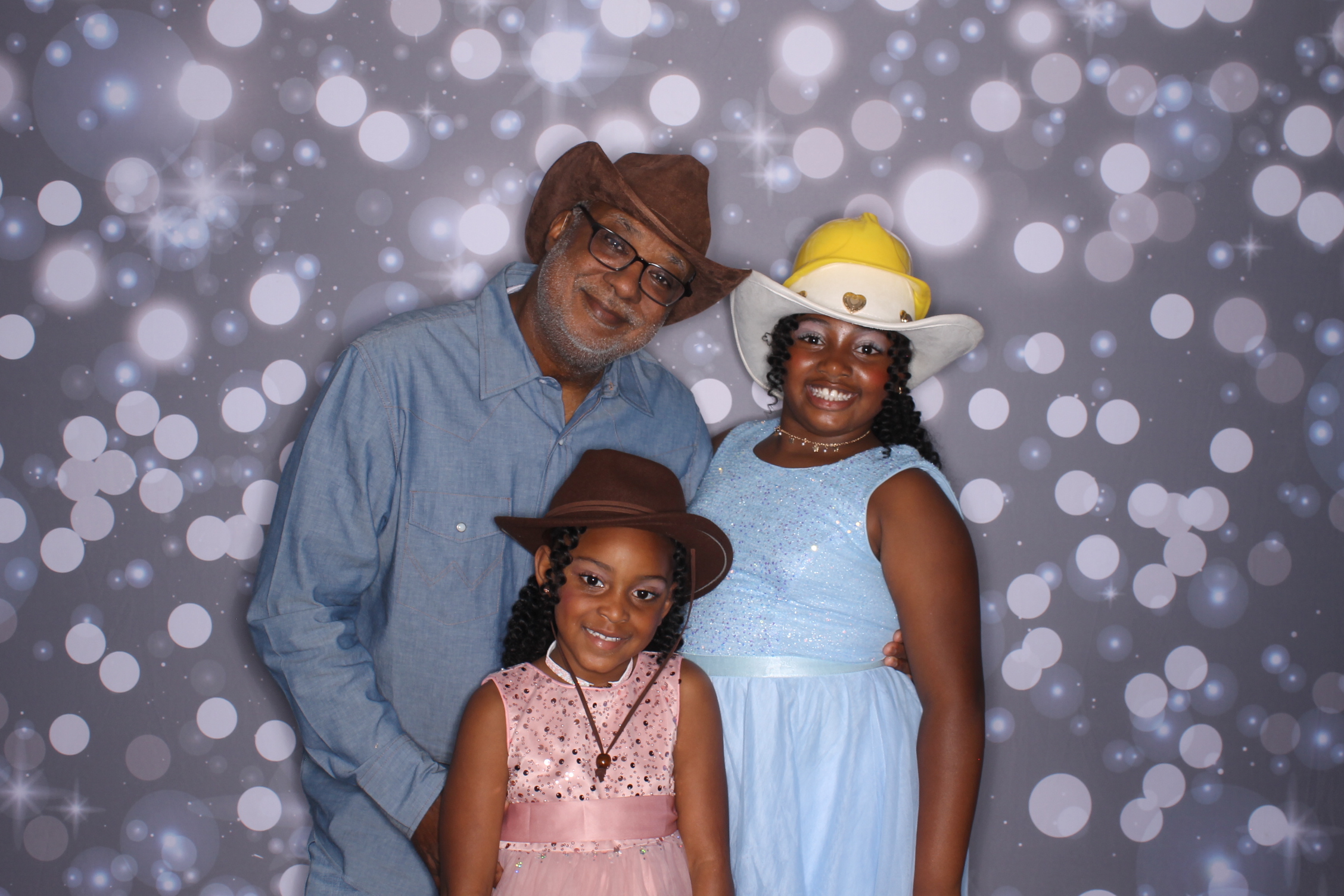 Father Daughter Cupcake Prom | View more photos from the event at gallery.photoboothcincy.com/u/PhotoBoothCincy/Father-Daughter-Cupcake-Prom-2