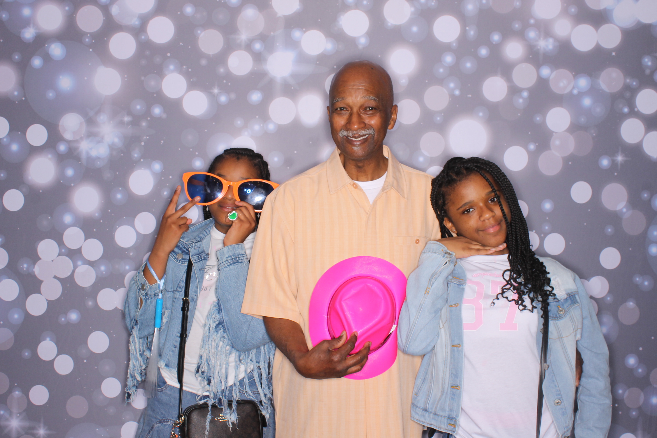 Father Daughter Cupcake Prom | View more photos from the event at gallery.photoboothcincy.com/u/PhotoBoothCincy/Father-Daughter-Cupcake-Prom-2