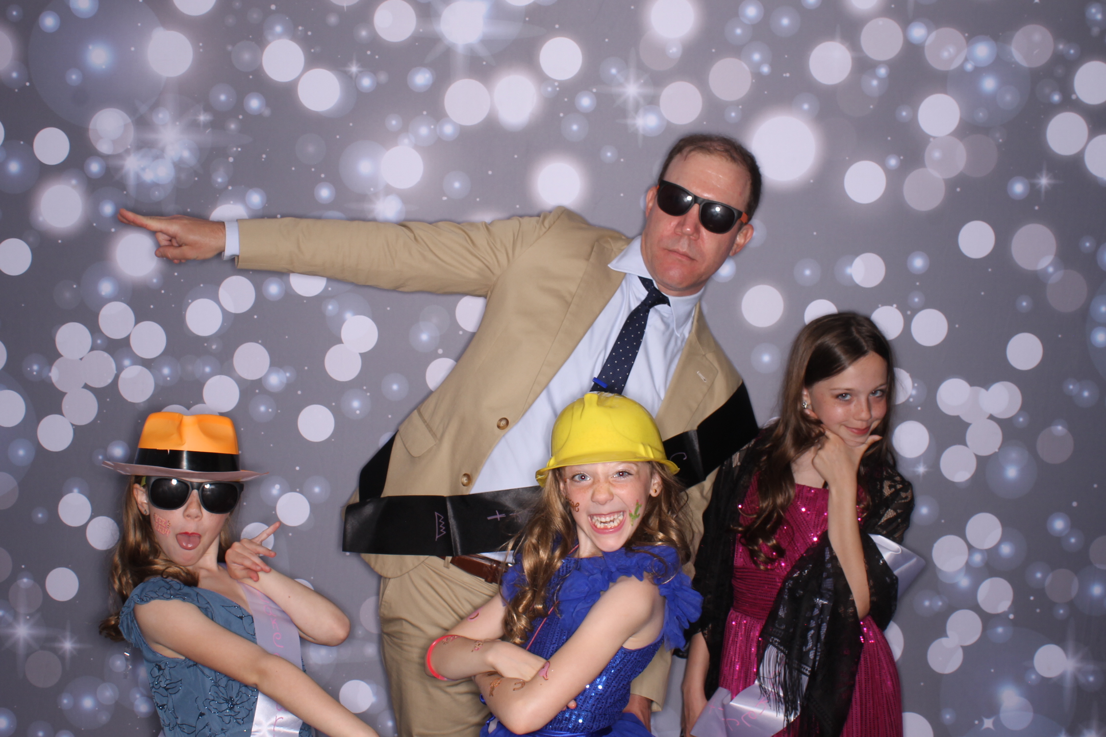 Father Daughter Cupcake Prom | View more photos from the event at gallery.photoboothcincy.com/u/PhotoBoothCincy/Father-Daughter-Cupcake-Prom-2