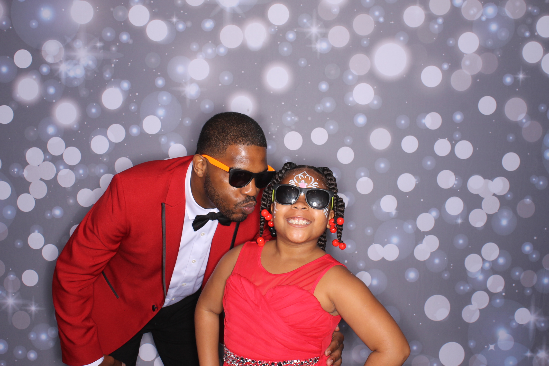 Father Daughter Cupcake Prom | View more photos from the event at gallery.photoboothcincy.com/u/PhotoBoothCincy/Father-Daughter-Cupcake-Prom-2