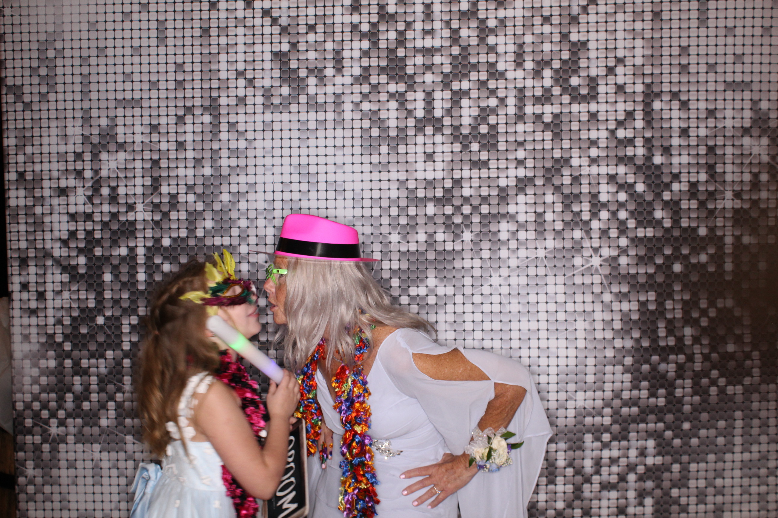 Hanna & Joey Dillon Wedding | View more photos from the event at gallery.photoboothcincy.com/u/PhotoBoothCincy/Hanna-Joey-Dillon-Wedding