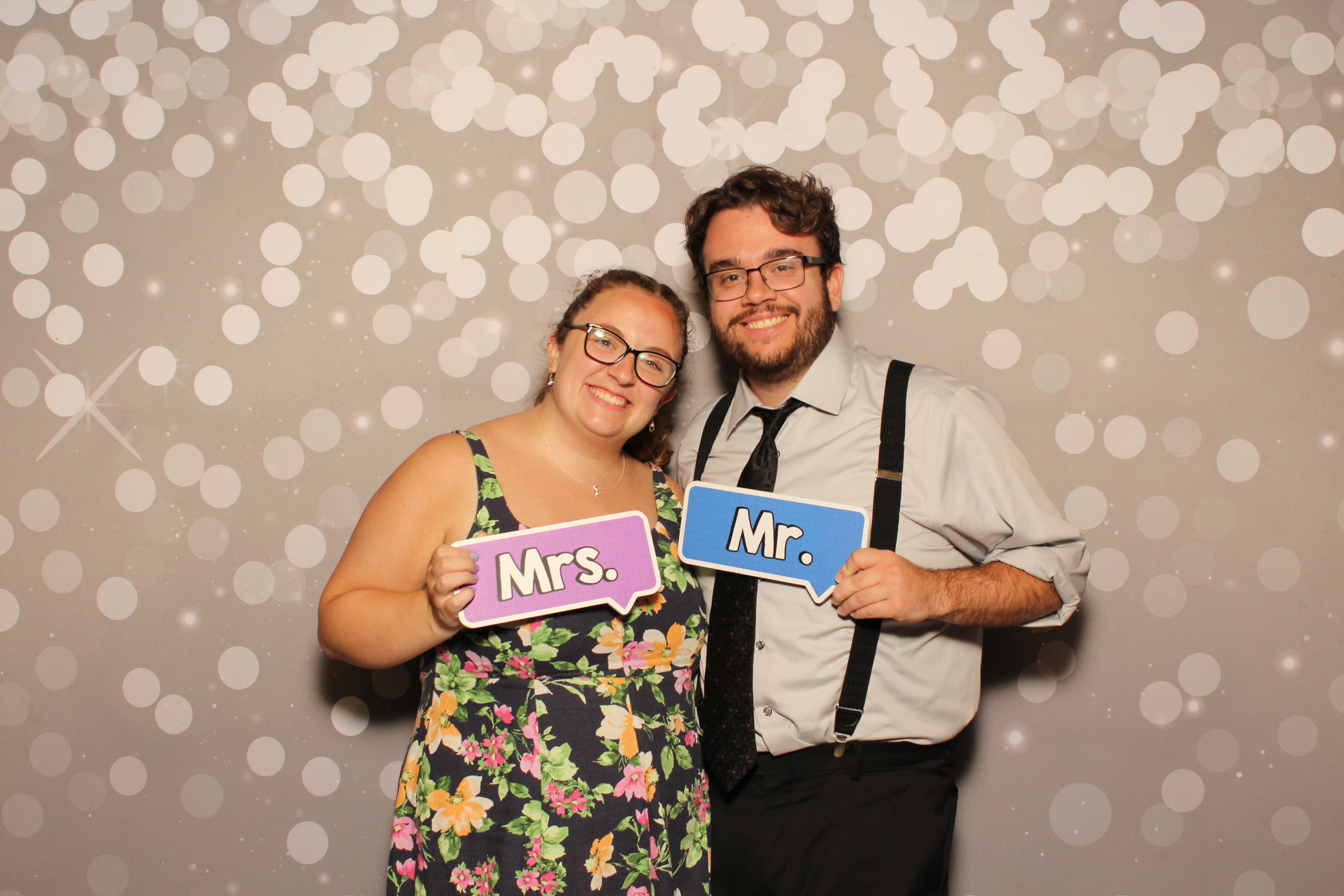 Holly & Brandon | View more photos from the event at gallery.photoboothcincy.com/u/PhotoBoothCincy/Holly-Brandon