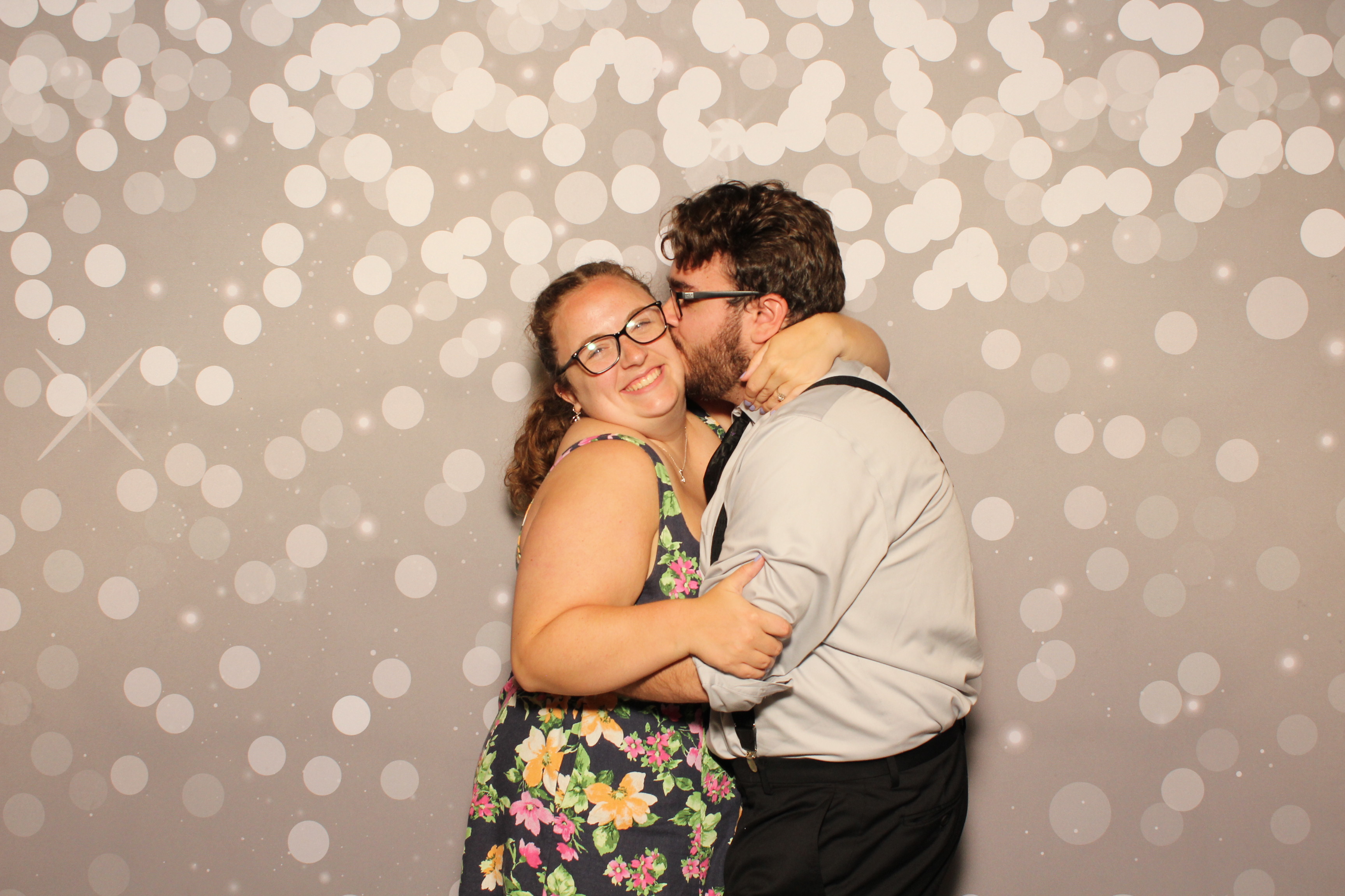 Holly & Brandon | View more photos from the event at gallery.photoboothcincy.com/u/PhotoBoothCincy/Holly-Brandon