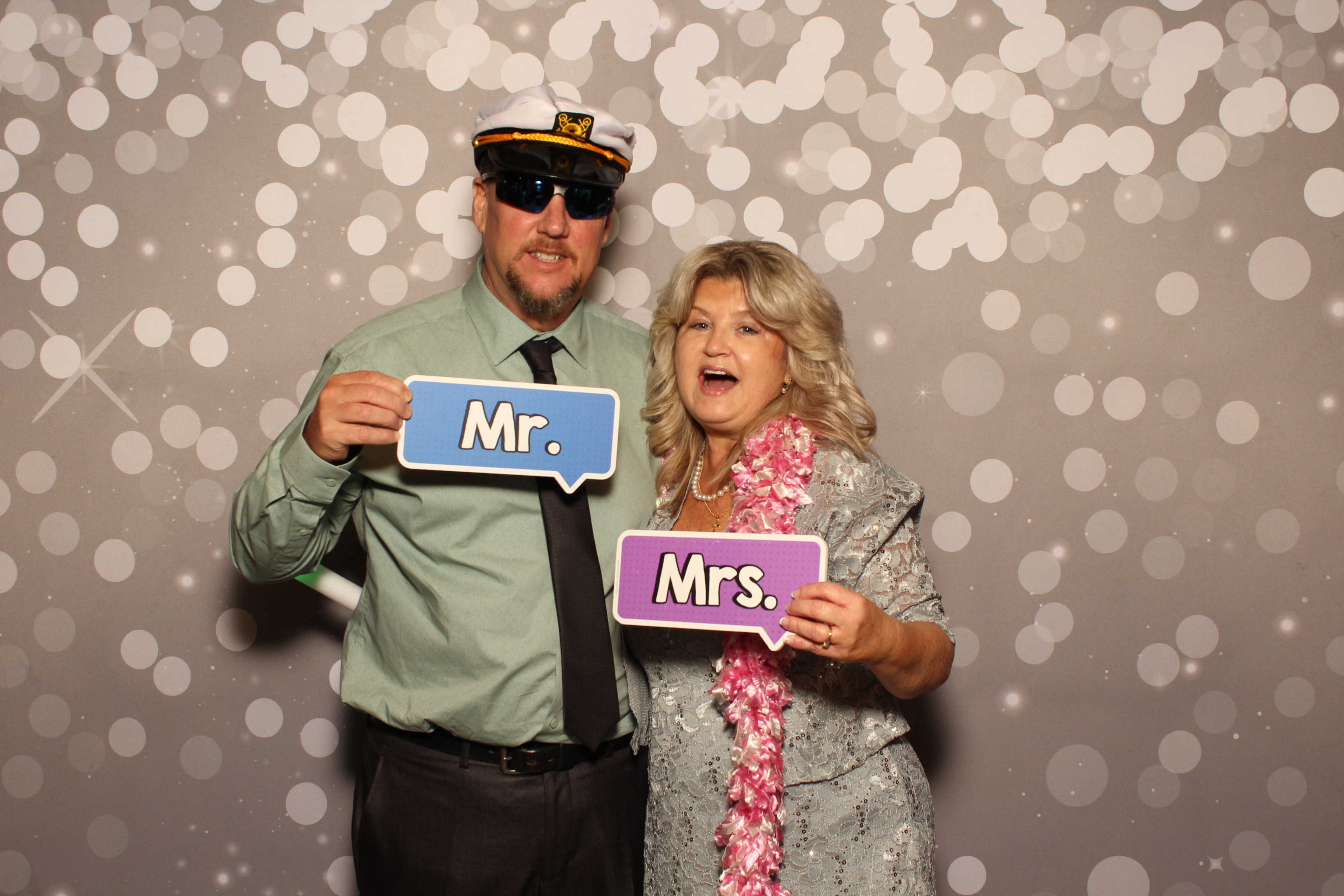 Holly & Brandon | View more photos from the event at gallery.photoboothcincy.com/u/PhotoBoothCincy/Holly-Brandon