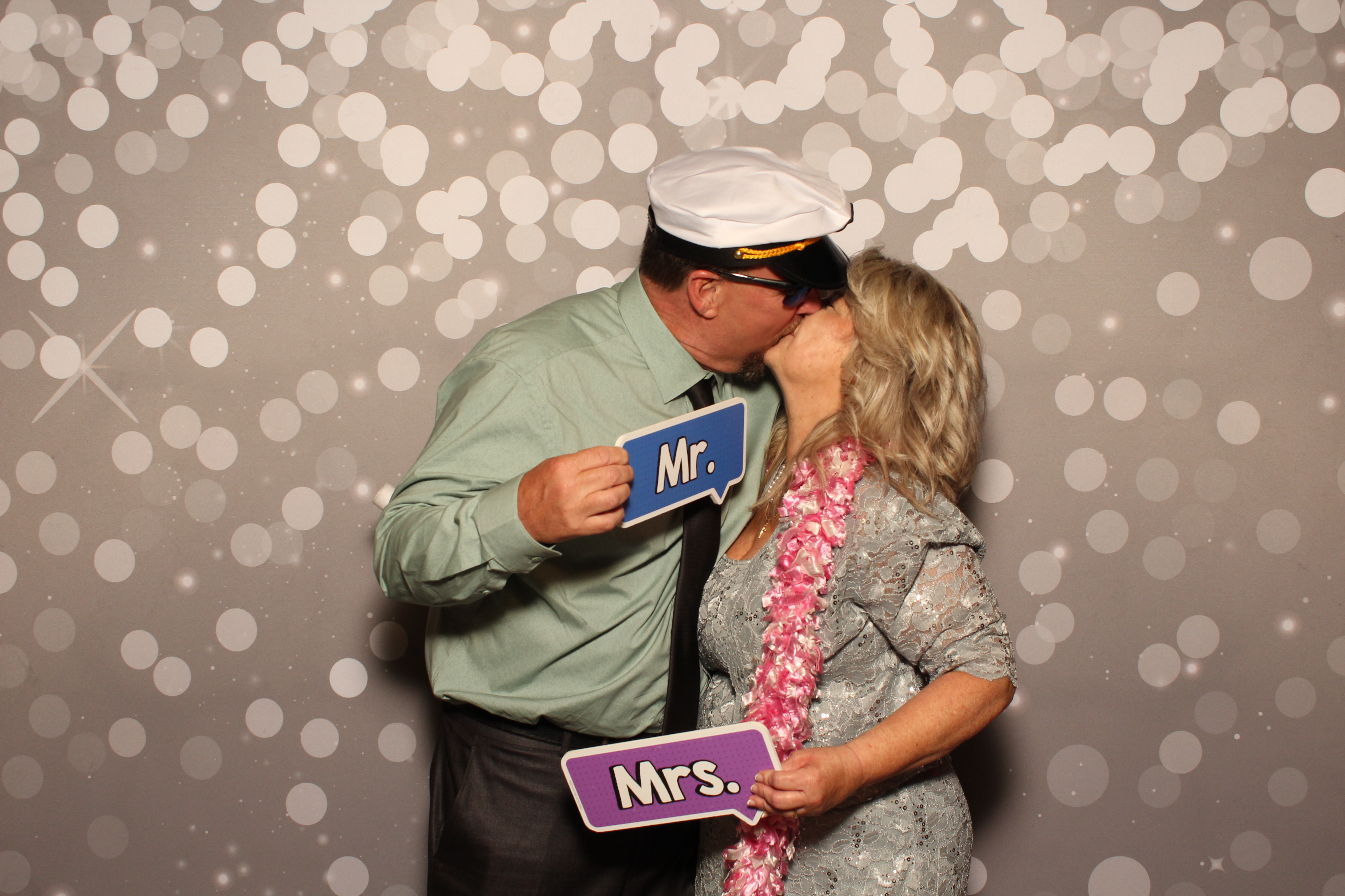 Holly & Brandon | View more photos from the event at gallery.photoboothcincy.com/u/PhotoBoothCincy/Holly-Brandon