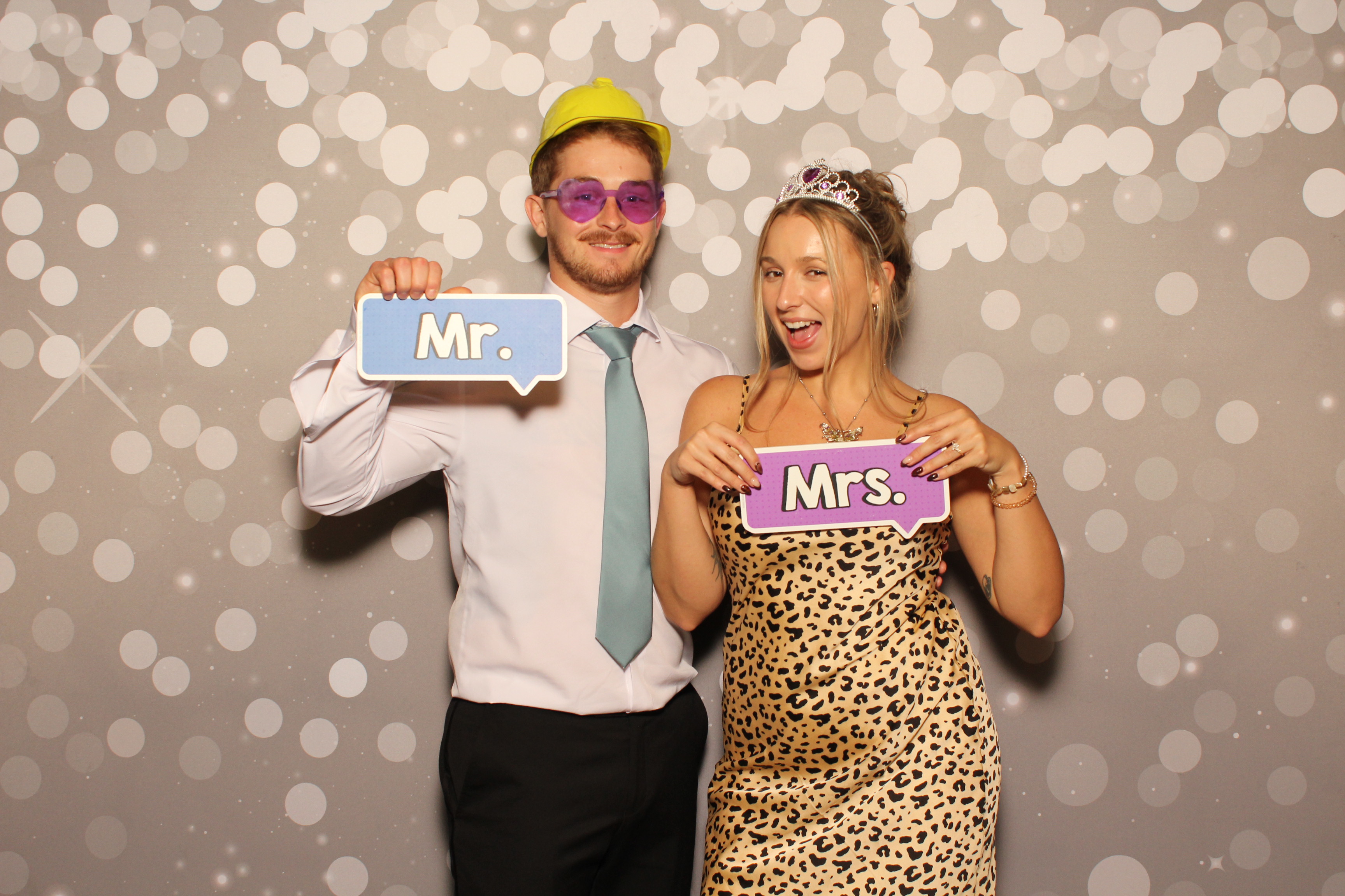 Holly & Brandon | View more photos from the event at gallery.photoboothcincy.com/u/PhotoBoothCincy/Holly-Brandon
