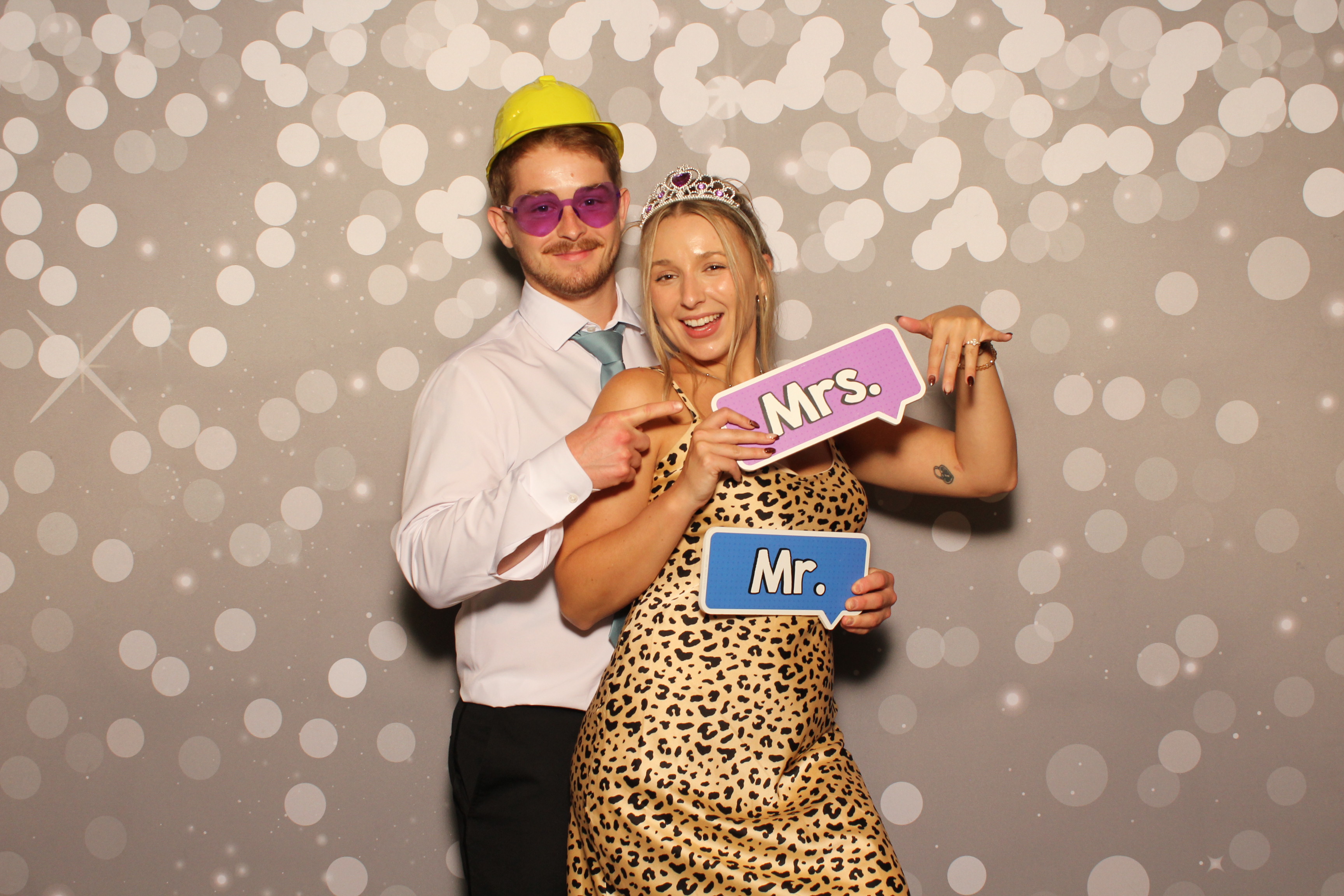 Holly & Brandon | View more photos from the event at gallery.photoboothcincy.com/u/PhotoBoothCincy/Holly-Brandon